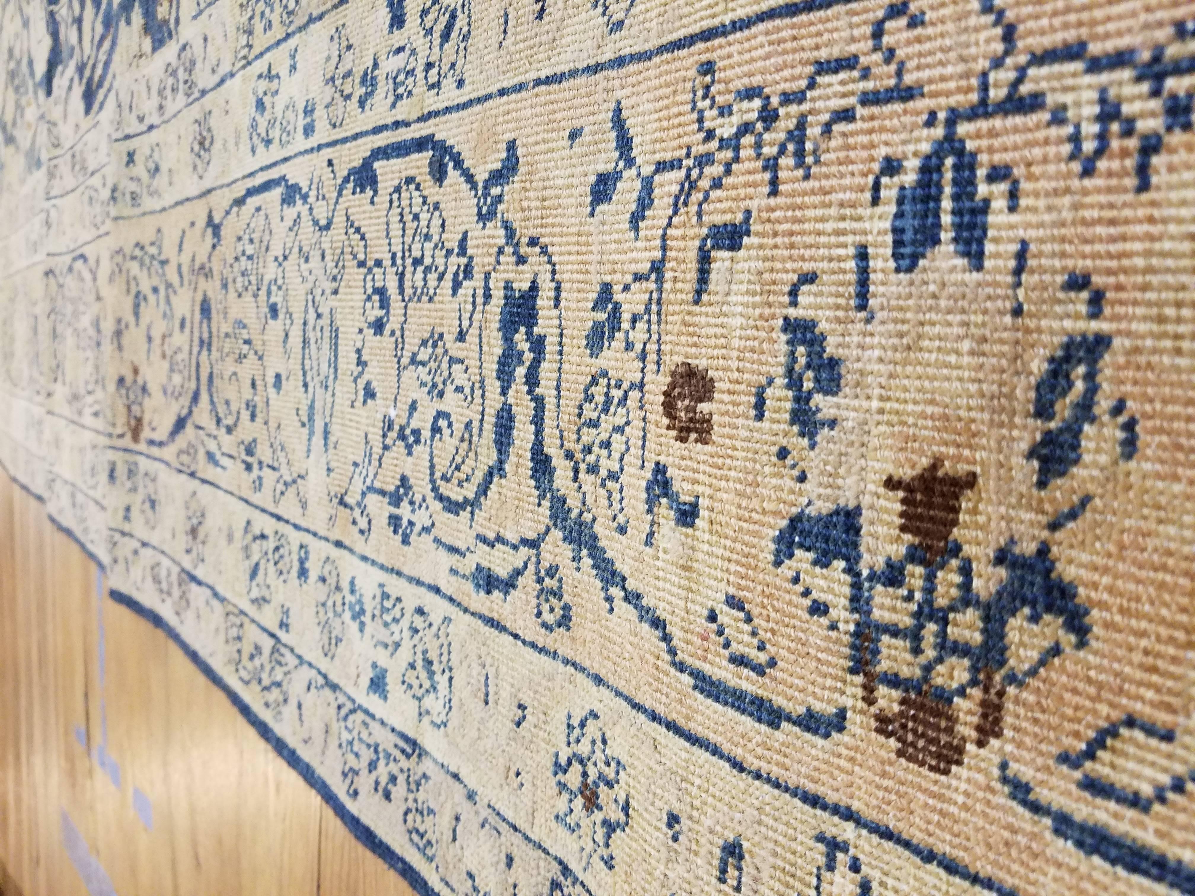 20ième siècle Tapis persan ancien de Tabriz, tapis fait à la main en or à fleurs, bleu et taupe en vente