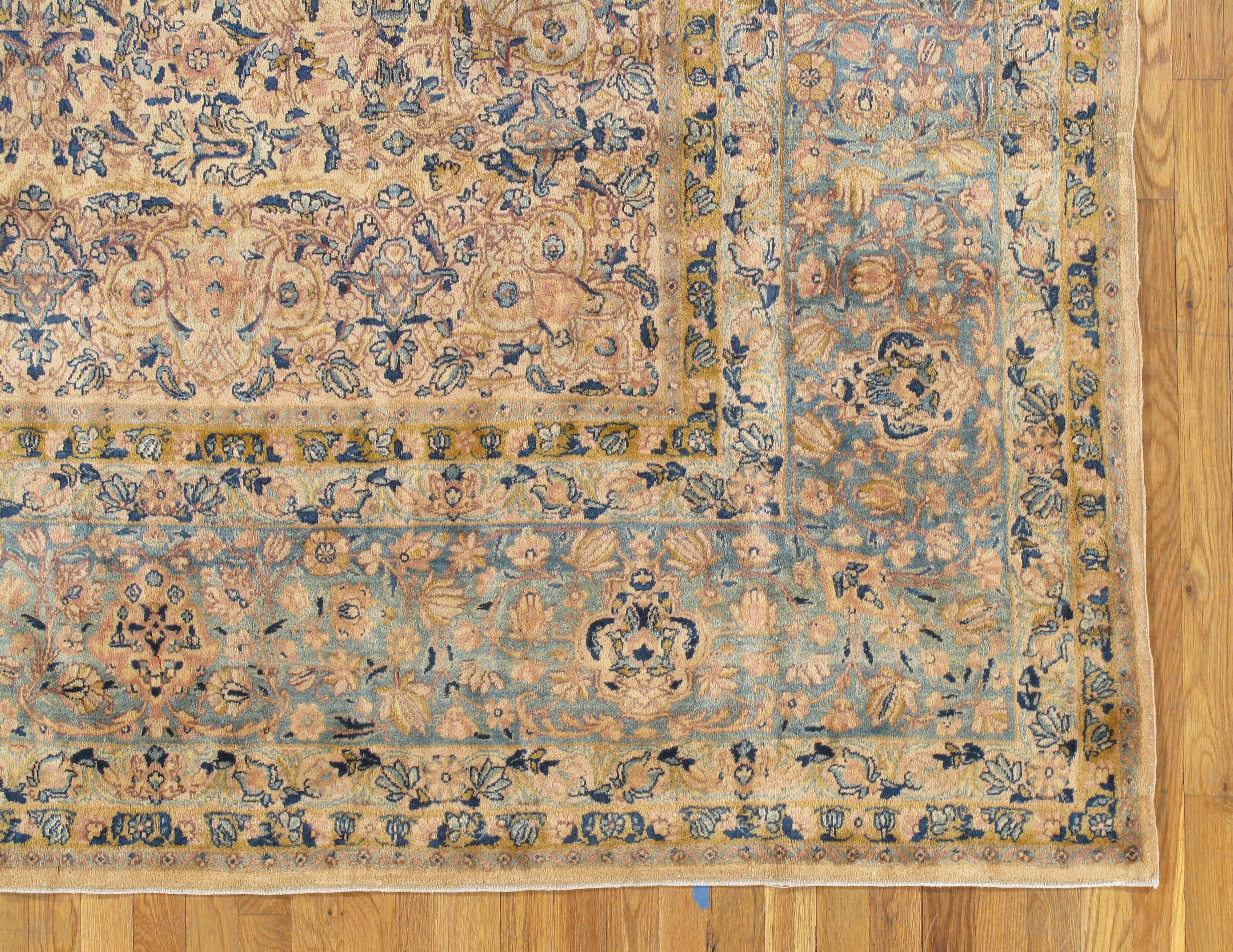 Antiker antiker Kerman-Teppich, handgefertigter persischer Teppich, Wollteppich in Blau, Beige und Pfirsich (Persisch) im Angebot