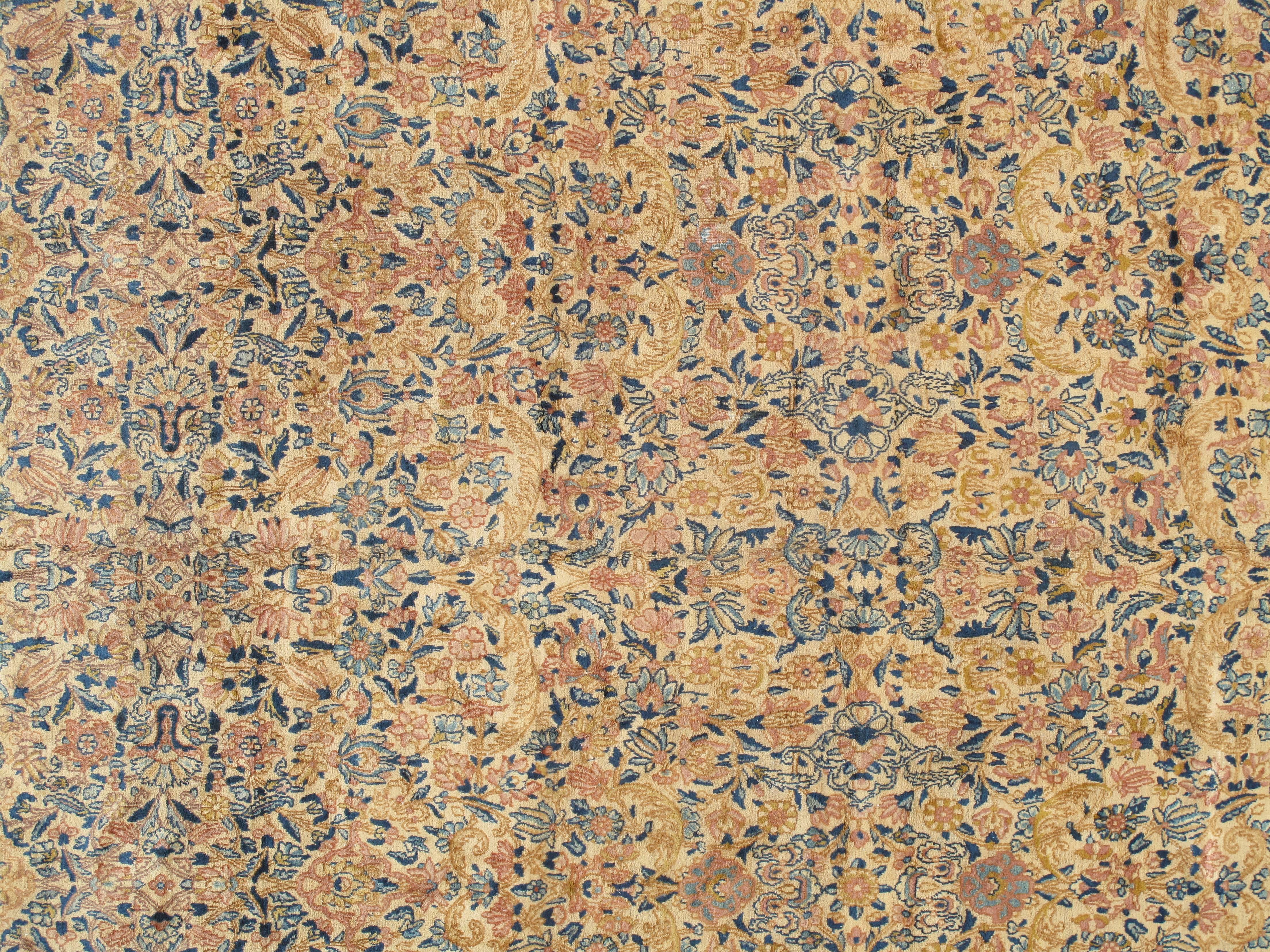 Antiker antiker Kerman-Teppich, handgefertigter persischer Teppich, Wollteppich in Blau, Beige und Pfirsich (Handgeknüpft) im Angebot