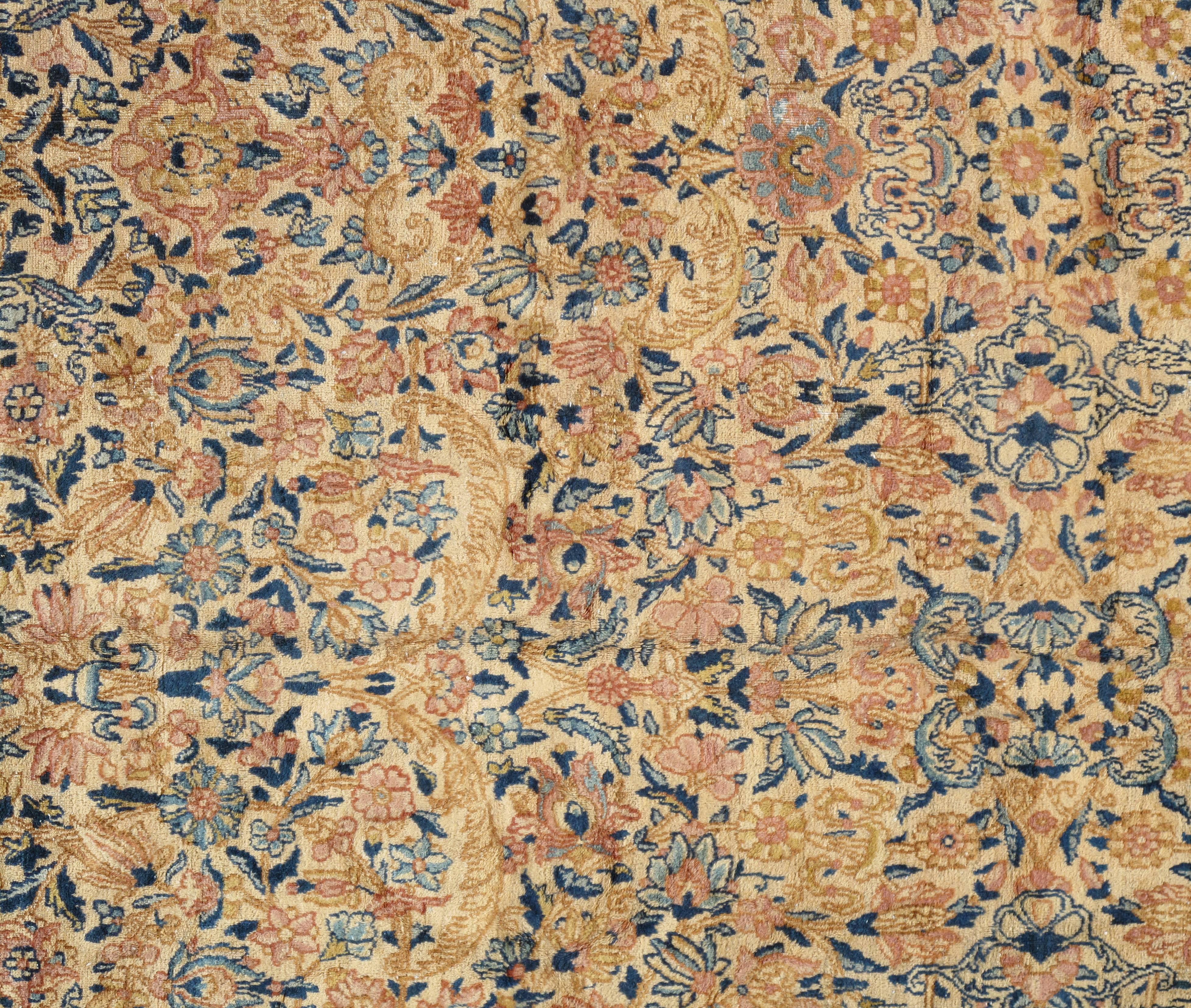 Antiker antiker Kerman-Teppich, handgefertigter persischer Teppich, Wollteppich in Blau, Beige und Pfirsich im Zustand „Gut“ im Angebot in Port Washington, NY