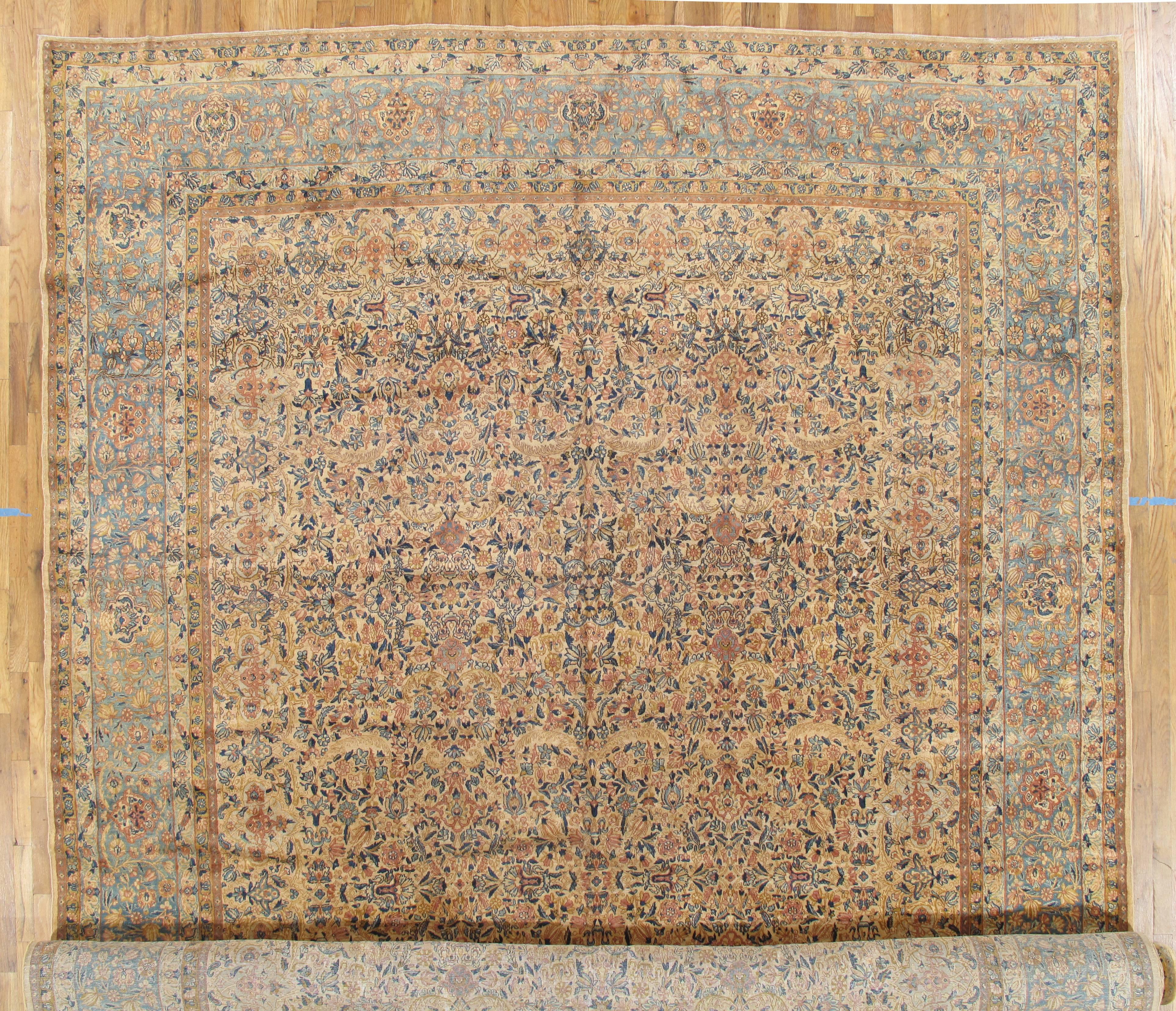 Antiker antiker Kerman-Teppich, handgefertigter persischer Teppich, Wollteppich in Blau, Beige und Pfirsich (20. Jahrhundert) im Angebot