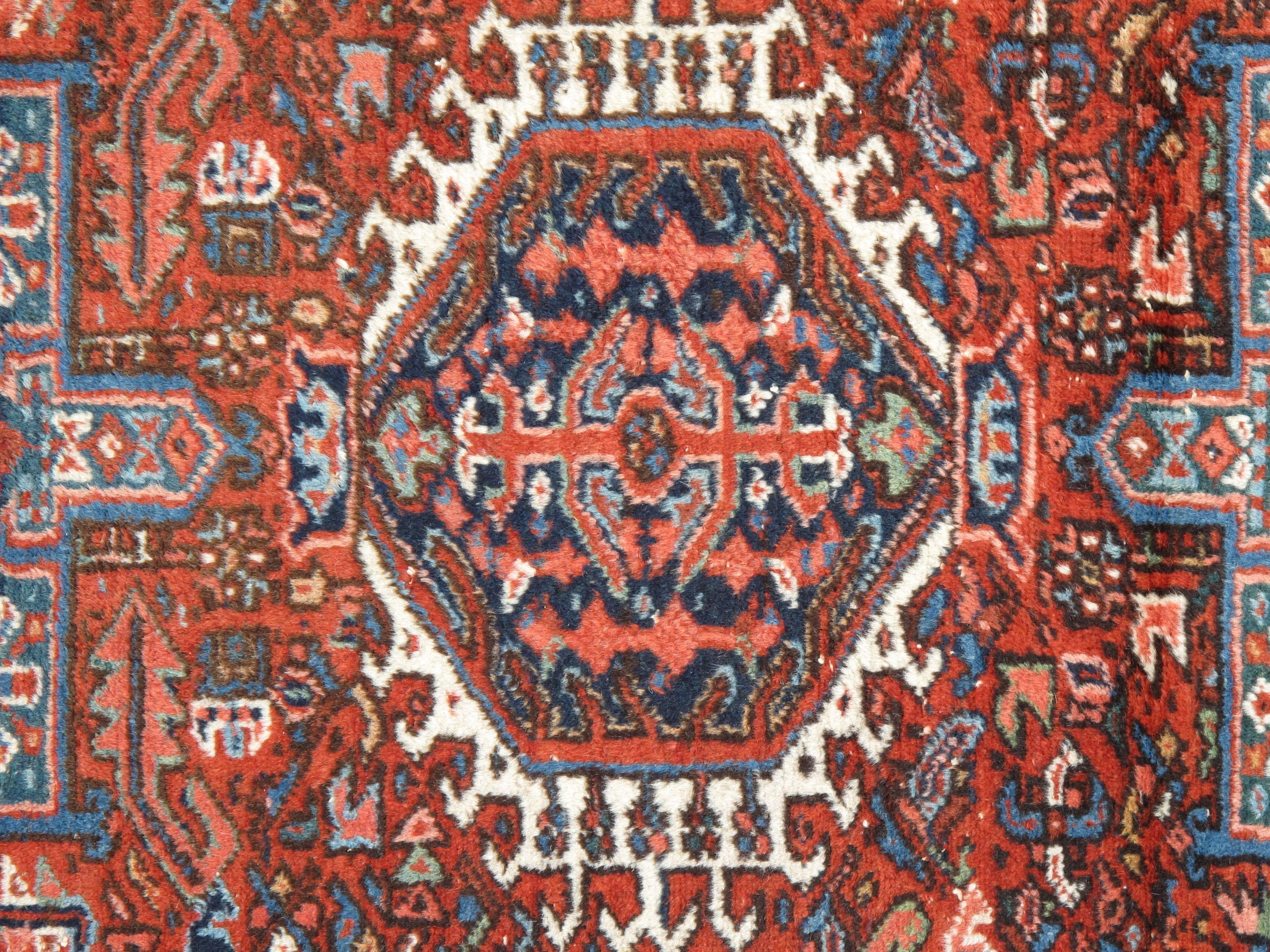 Persischer Karaja-Teppich, handgefertigter orientalischer Teppich aus Wolle, Rost, Elfenbein, Hellblau im Angebot 3