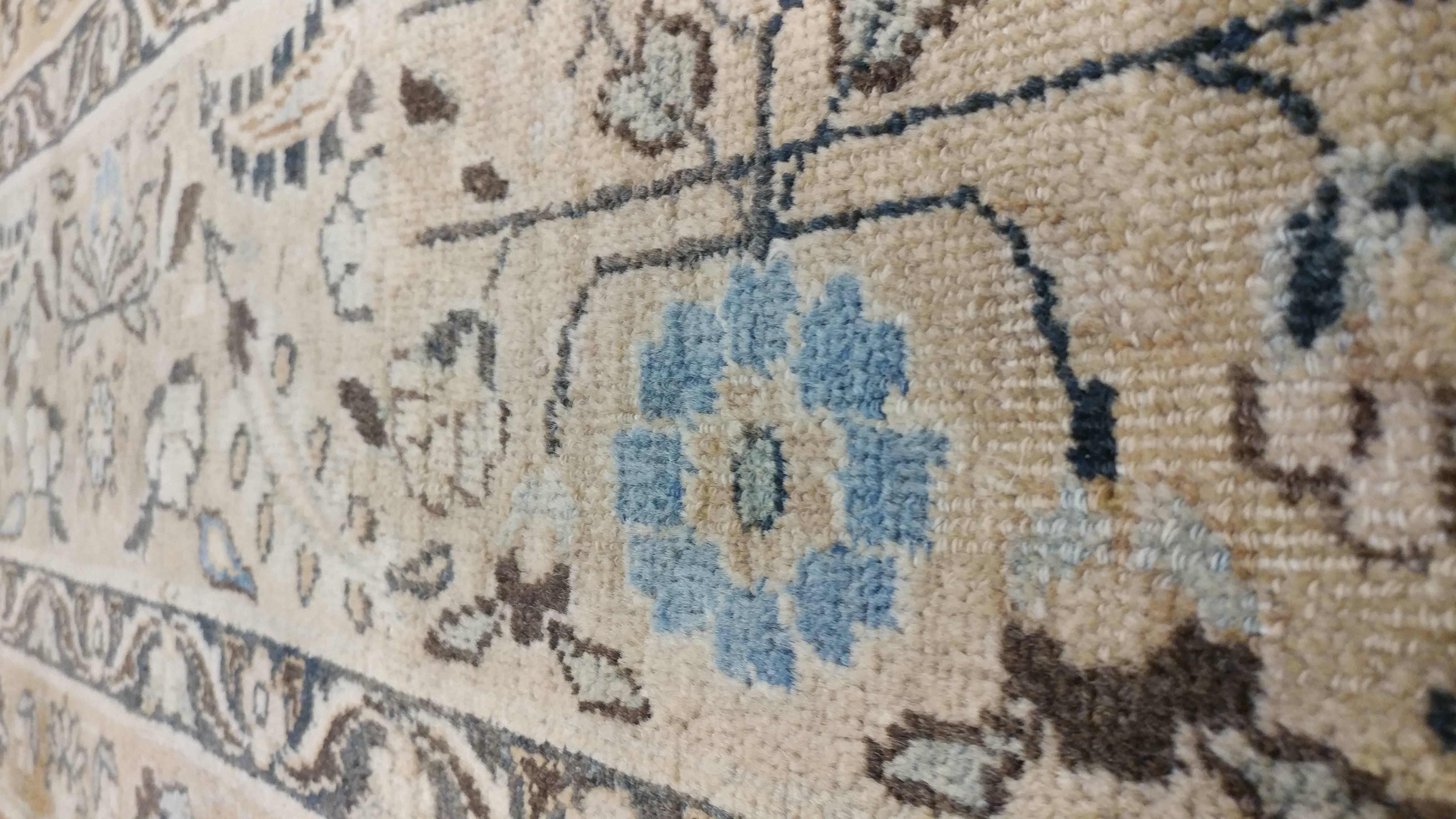 Les tapis du Khorassan de ce millésime présentent généralement un doux motif floral curviligne sur un motif général. Il s'agit généralement de tapis de grande taille, d'une beauté exceptionnelle et composés de laine de très haute qualité. Taille :