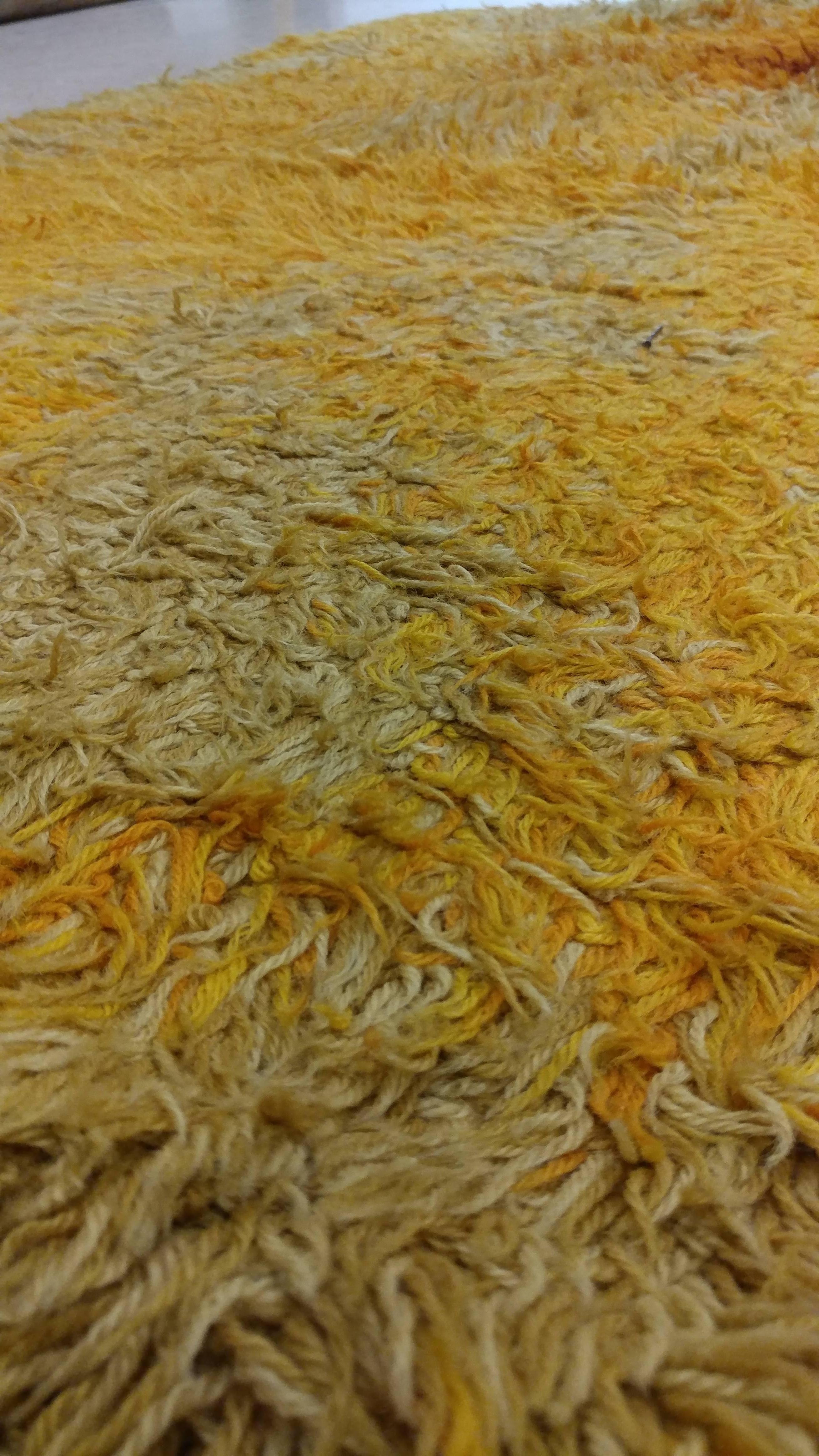 schwedischer Rya-Teppich aus den 1960er Jahren mit einem farbenfrohen, plüschigen Wollflor. Der für diesen Teppich verwendete Flor ähnelt dem marokkanischer Teppiche