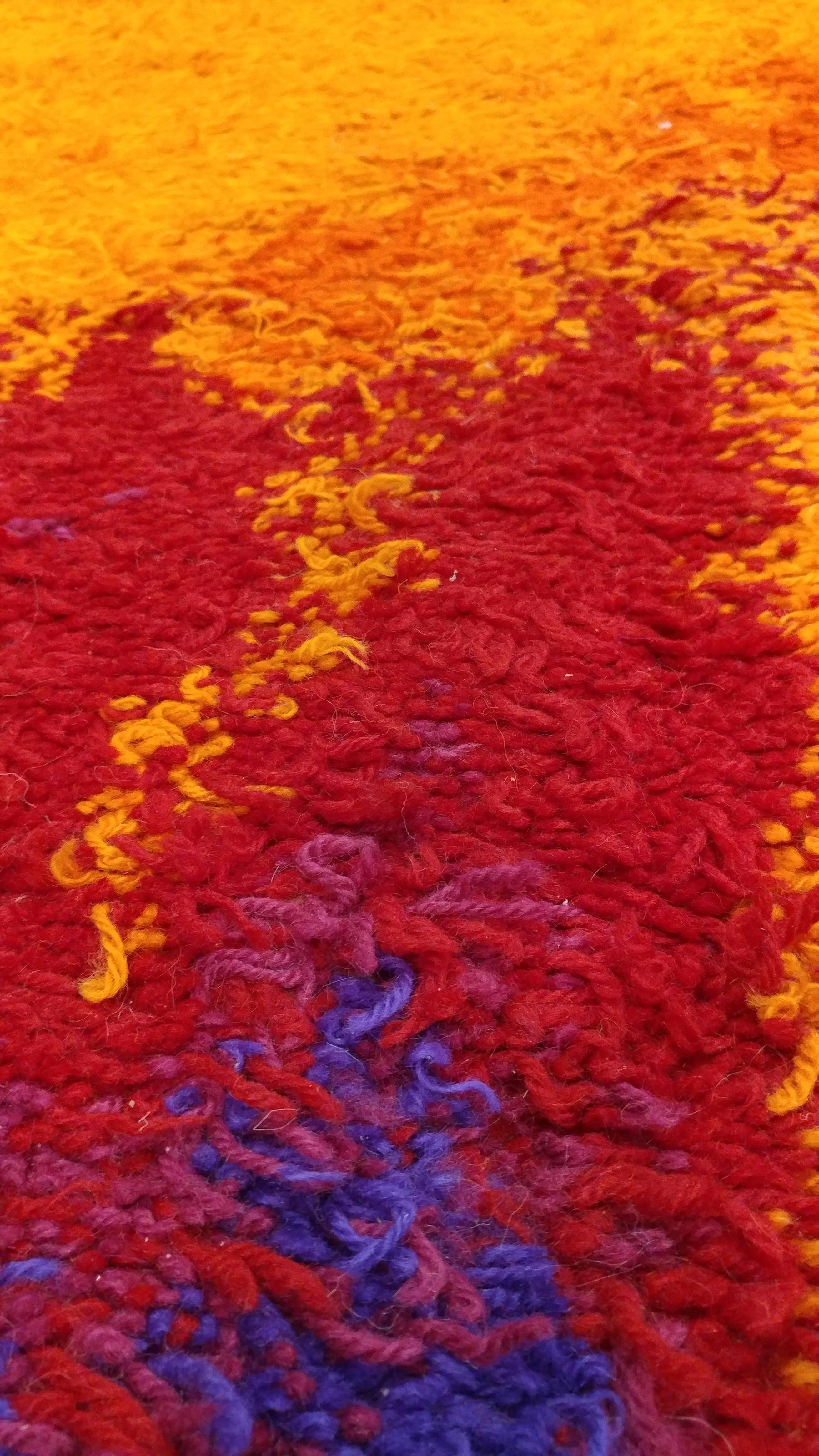 schwedischer Rya-Teppich aus den 1960er Jahren mit einem farbenfrohen, plüschigen Wollflor. Größe: 4'6