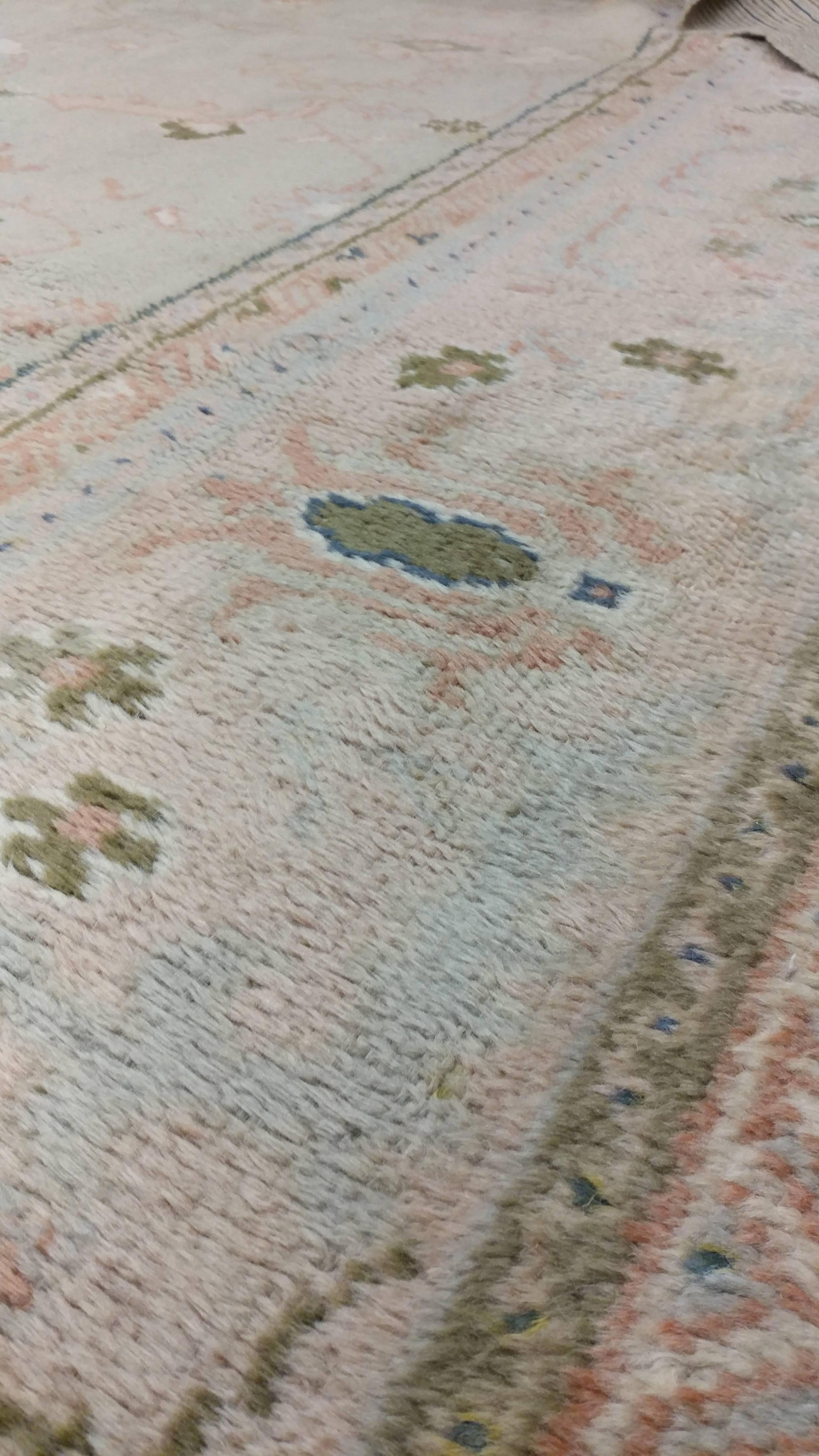 Antiker antiker Oushak-Teppich, handgefertigter türkischer Teppich, Celadon, Beige, weiches Taupe im Zustand „Gut“ im Angebot in Port Washington, NY