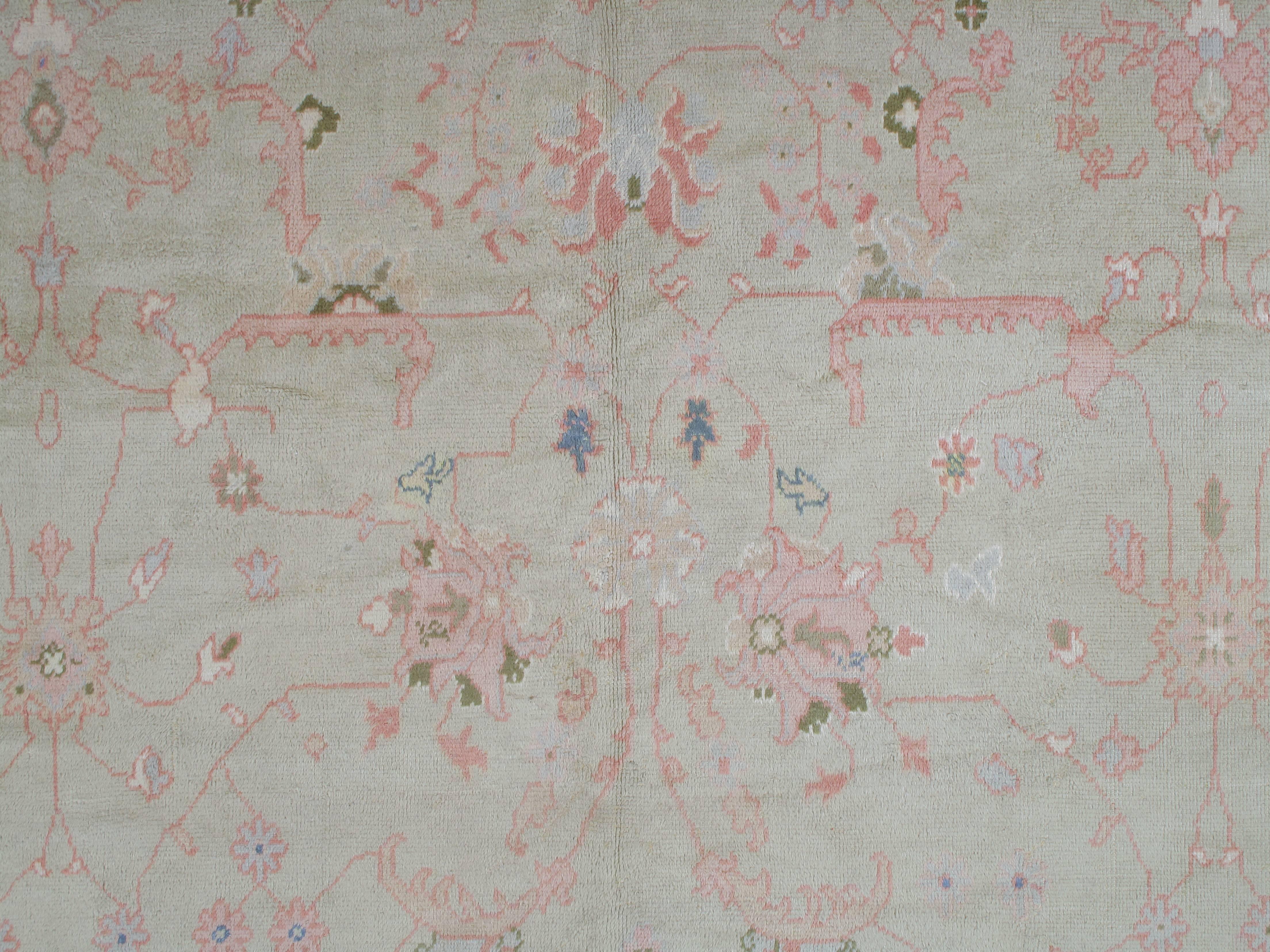 Antiker antiker Oushak-Teppich, handgefertigter türkischer Teppich, Celadon, Beige, weiches Taupe (Persisch) im Angebot