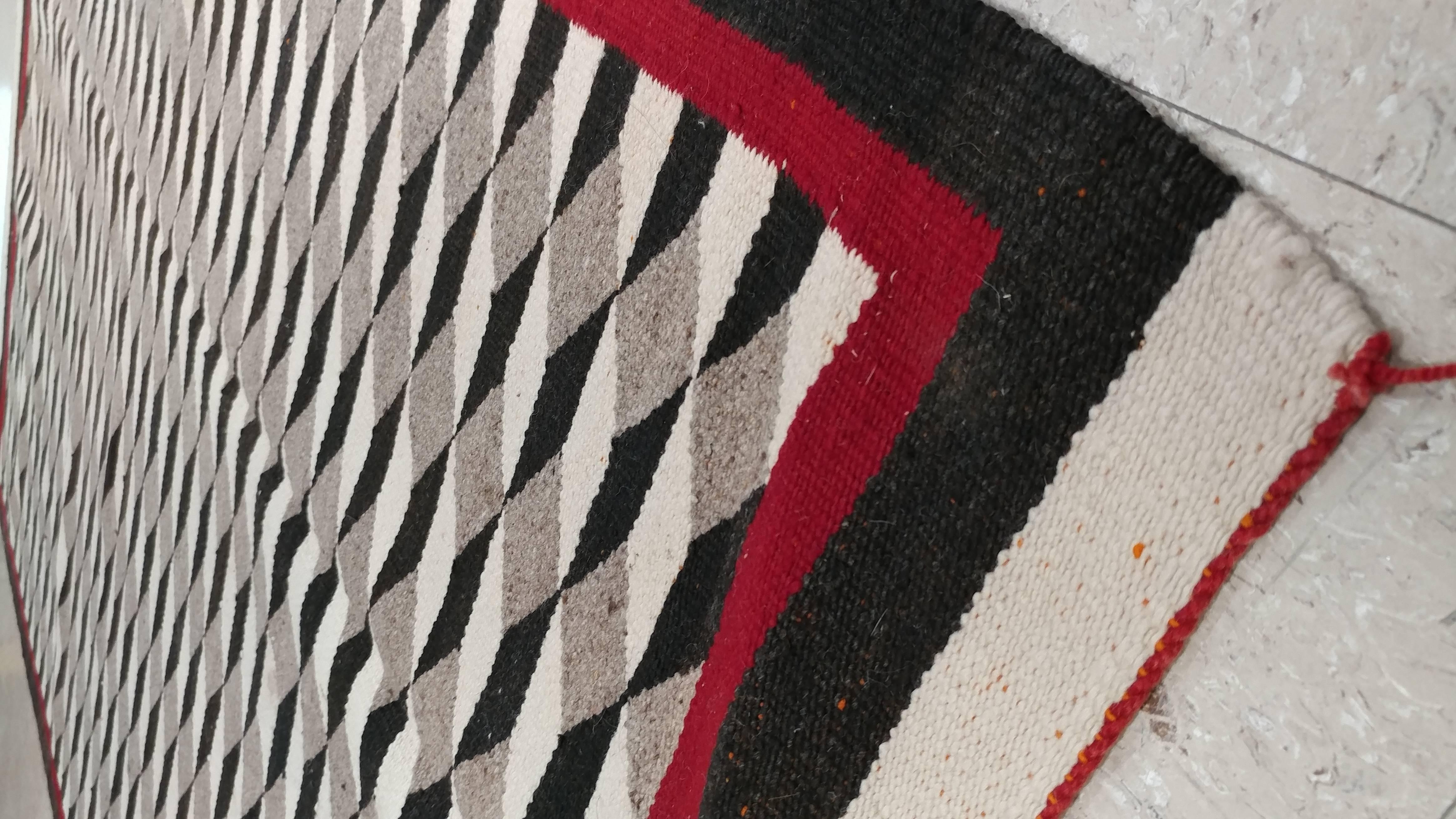 Vintage Navajo Carpet, Folk Rug, Handmade Wool, Beige, Red, Tan In Good Condition In Port Washington, NY