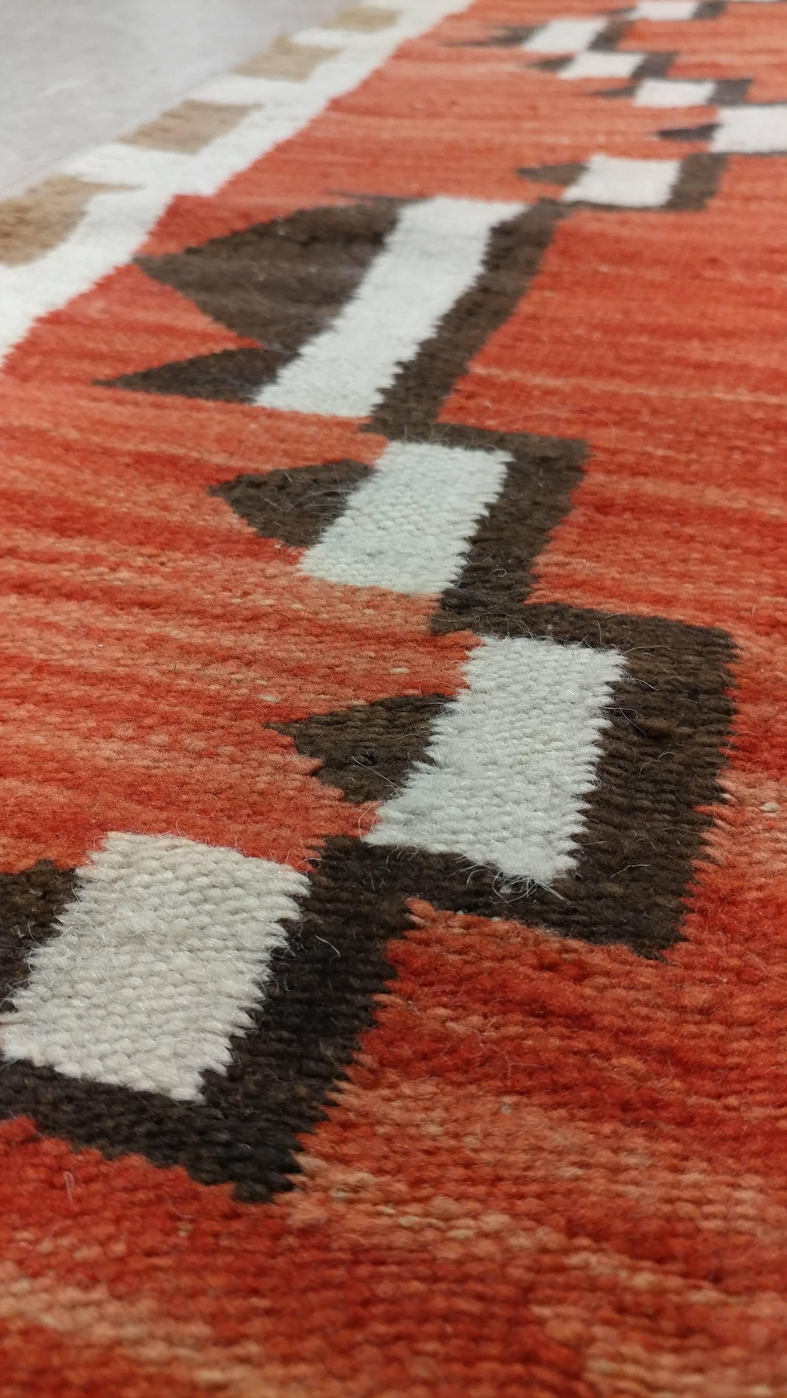Vintage Navajo Carpet, Folk Rug, Handmade Wool Rug, Tan, Coral, Beige In Good Condition In Port Washington, NY