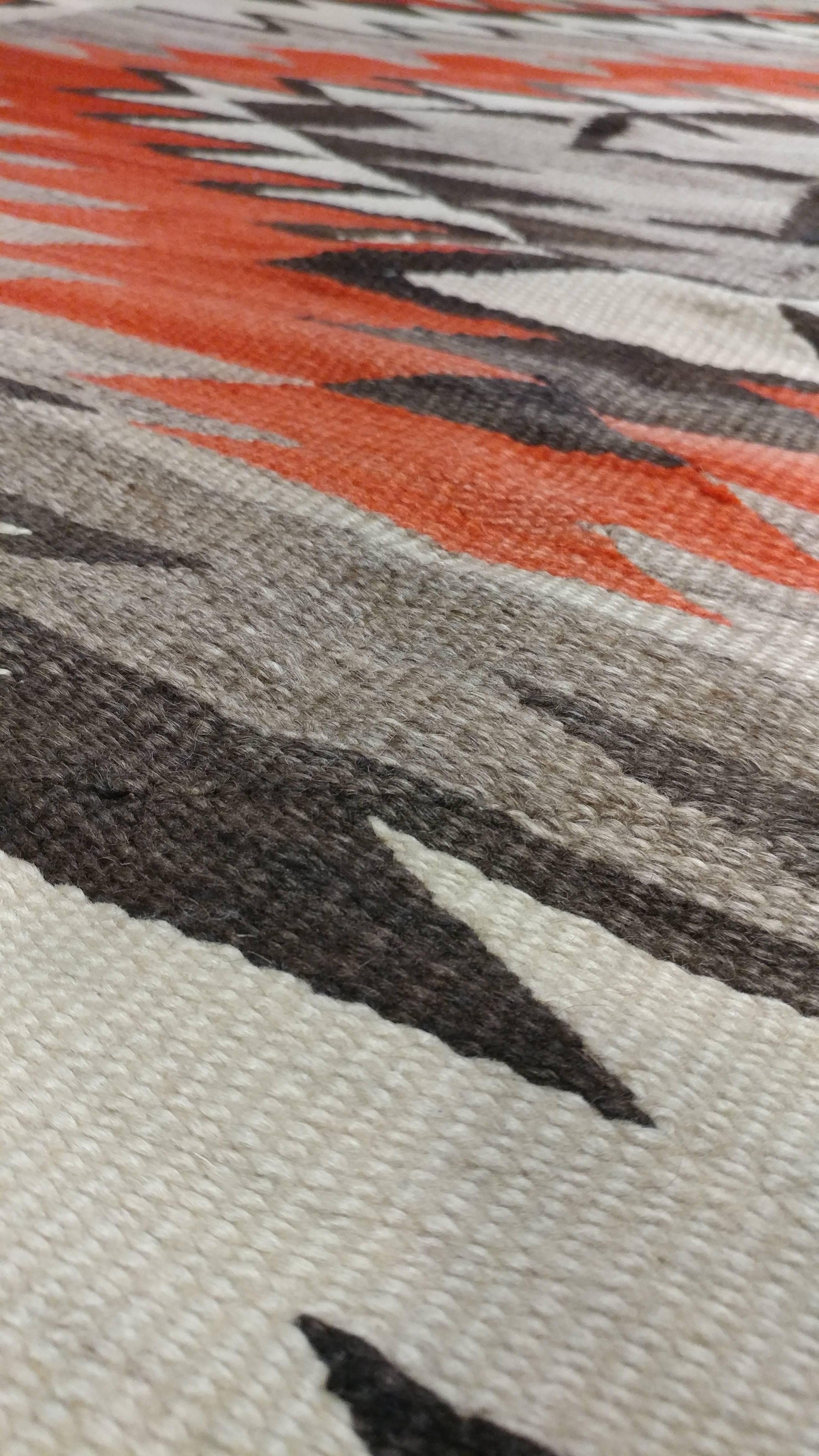 Antiker Navajo-Teppich, Volksteppich, handgefertigte Wolle, Beige, Grau, Orange im Angebot 1