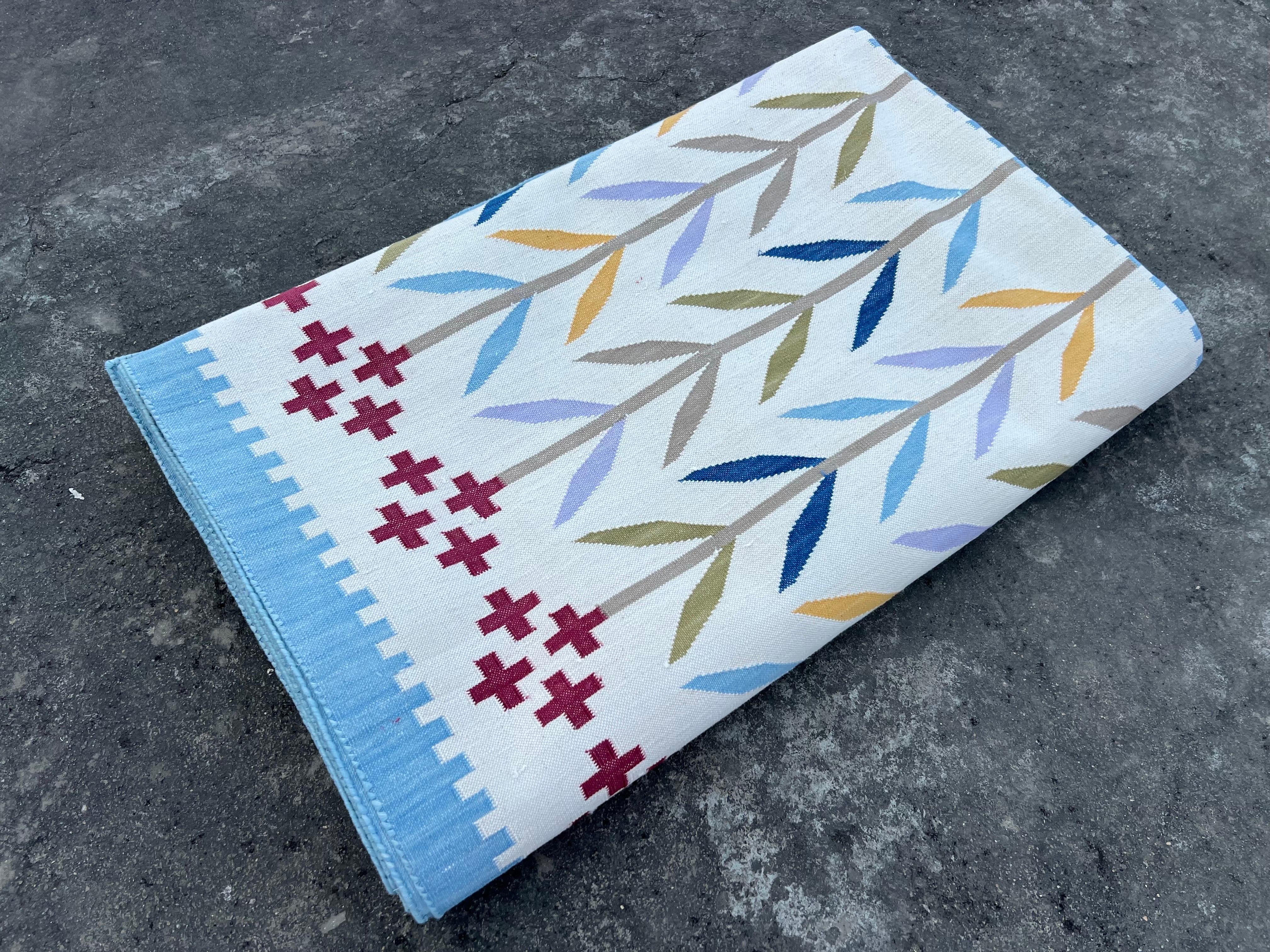 Handmade Cotton Area Flat Weave Rug, 10x12 Cream, Blue, Red Leaf Indian Dhurrie For Sale 8