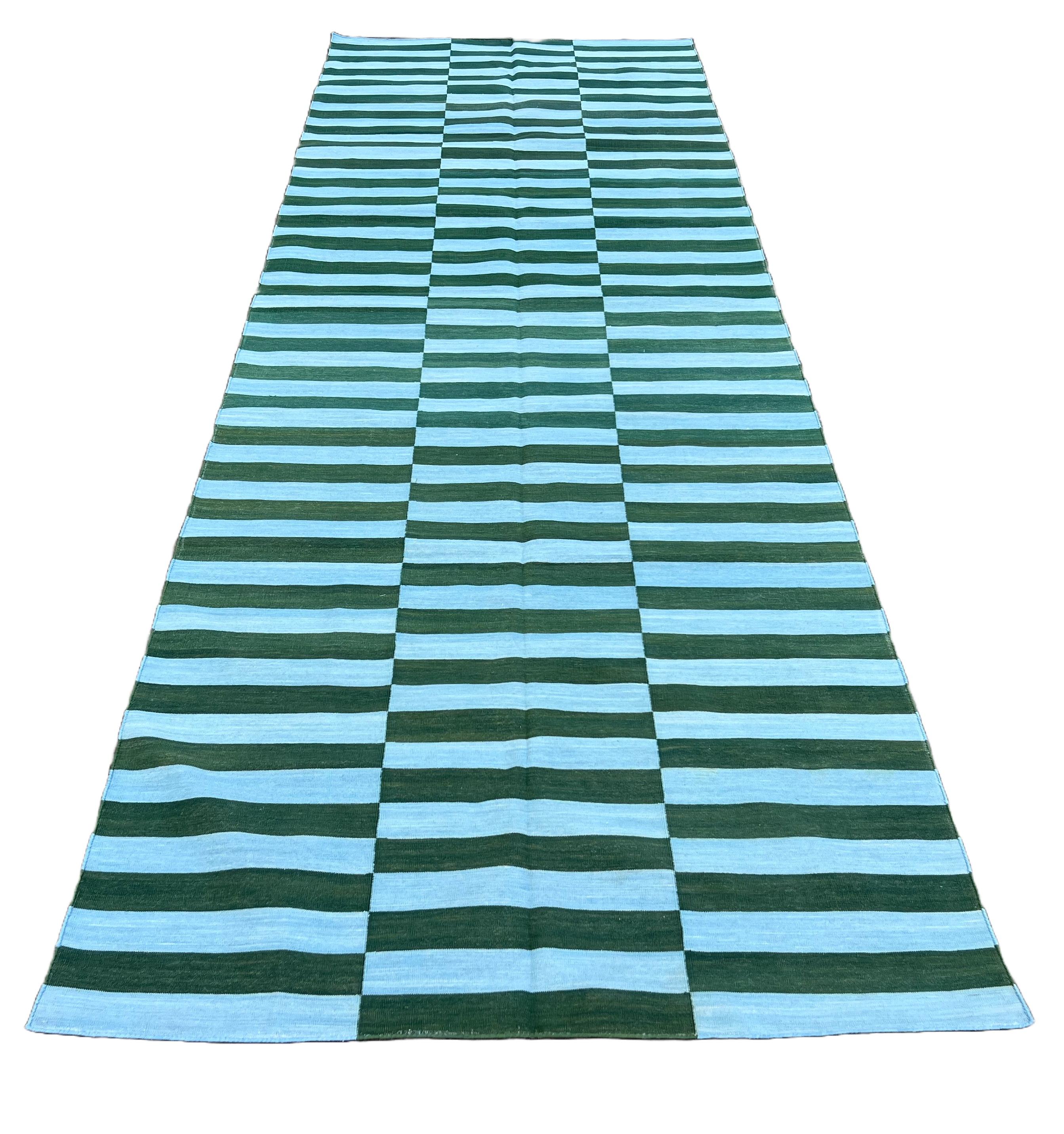 Tessuto a mano Runner a trama piatta in cotone fatto a mano, 4x12 Greene & Greene, blu a strisce indiano Dhurrie in vendita