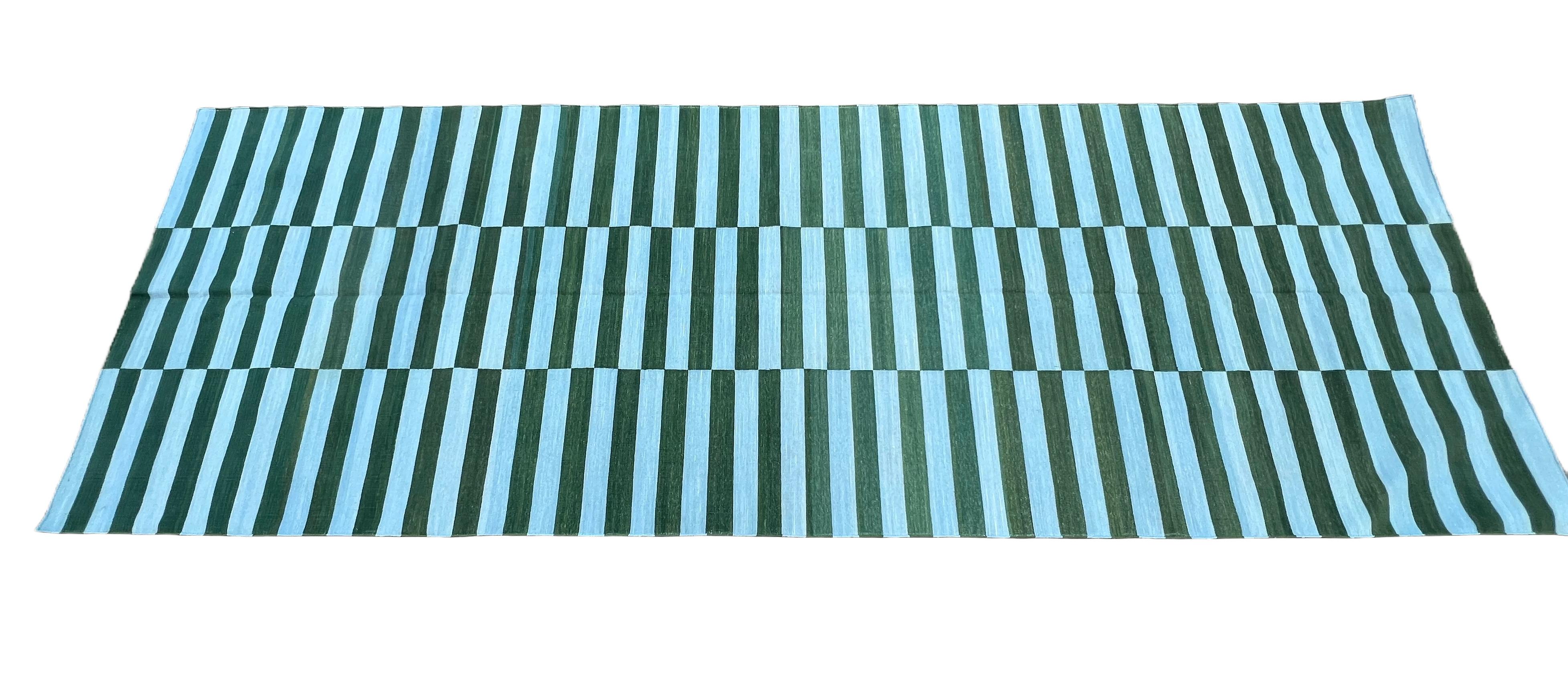Runner in cotone Nature tinto al vegetale, a righe verde foresta e blu cielo, indiano Dhurrie-4'x12' (120x360cm)

Queste speciali dhurry a trama piatta sono tessute a mano con un filo di cotone 100% a 15 strati. A causa delle speciali tecniche di