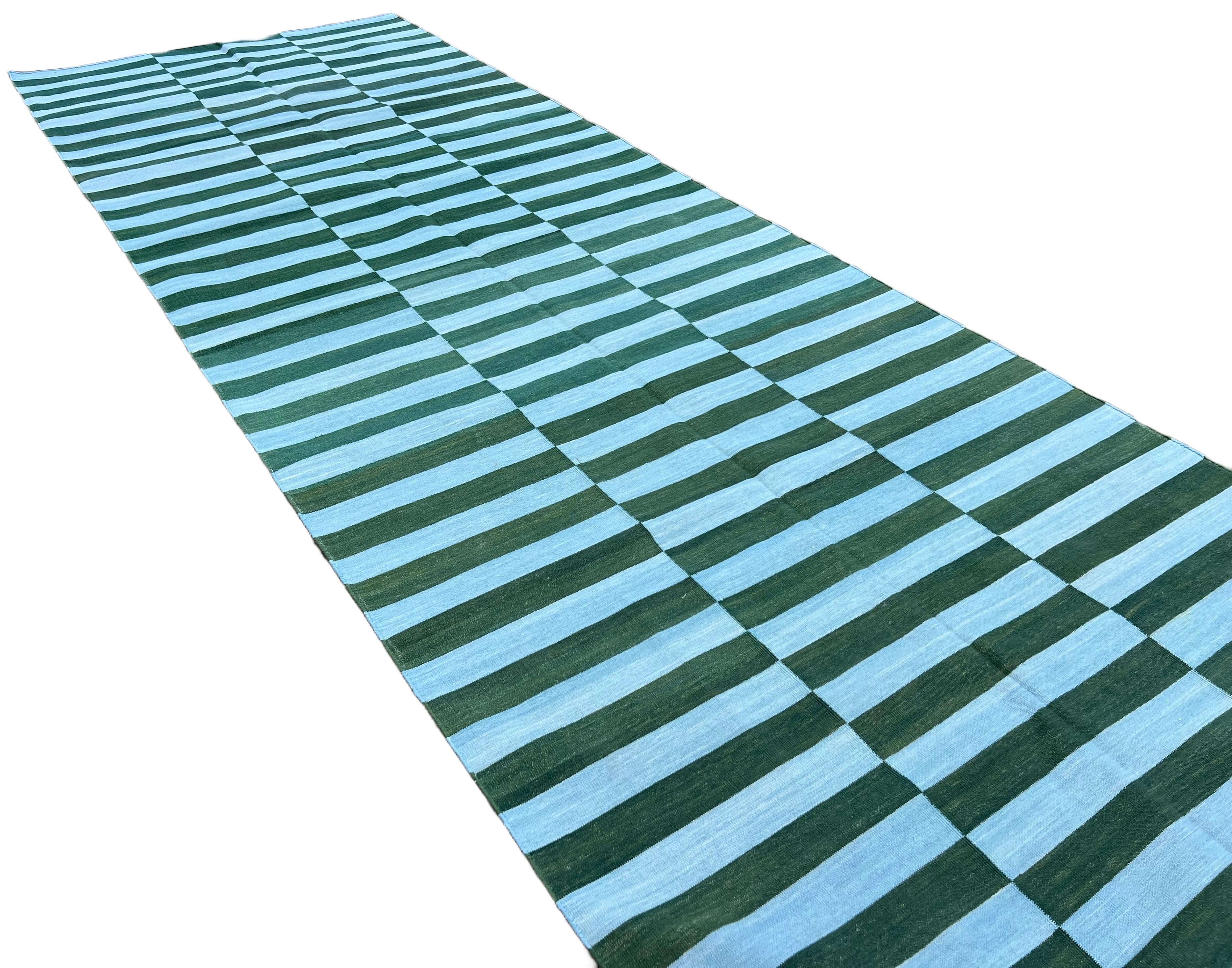 Indiano Runner a trama piatta in cotone fatto a mano, 4x12 Greene & Greene, blu a strisce indiano Dhurrie in vendita