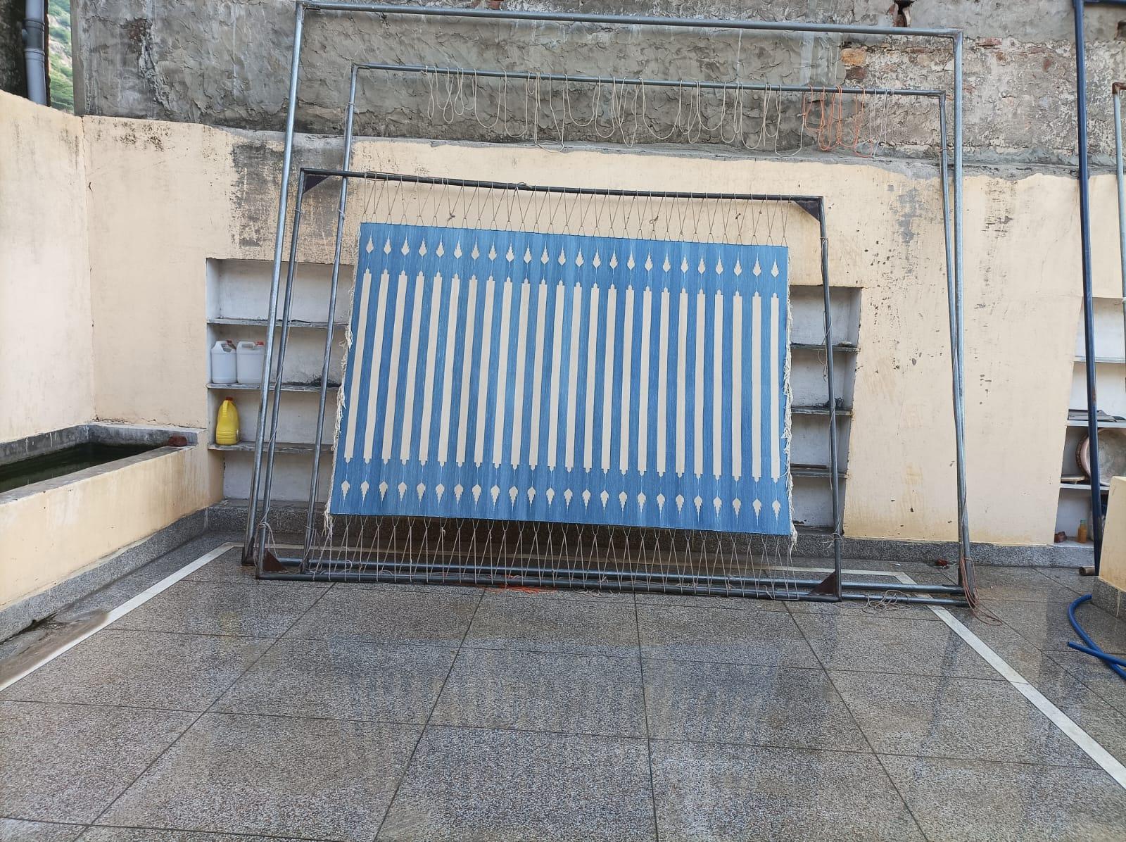 Tappeto a tessitura piatta in cotone fatto a mano, 6x9 a righe bianche e blu, indiano Dhurrie in vendita 4