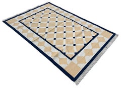 Handgefertigter, flachgewebter Baumwollteppich, Dhurrie mit geometrischem Muster in Gelb und Blau
