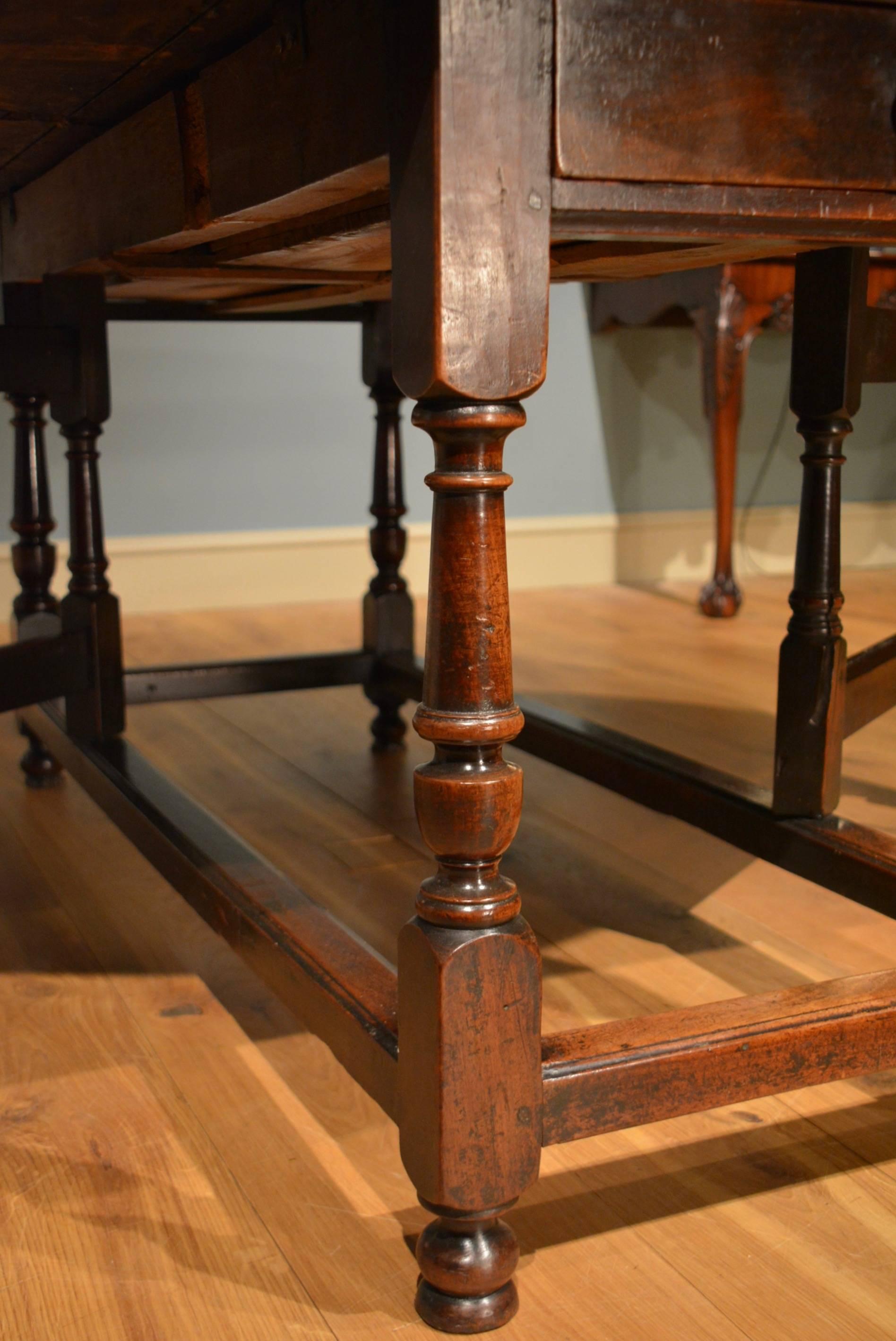 18th Century Mahogany Gateleg Table of Exceptionally Large Size For Sale 1