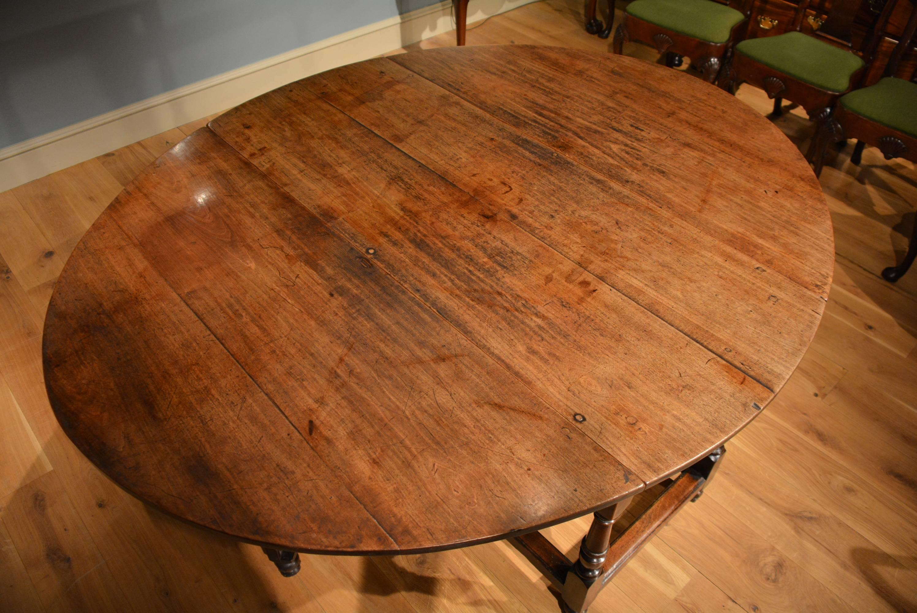 18th Century Mahogany Gateleg Table of Exceptionally Large Size For Sale 4