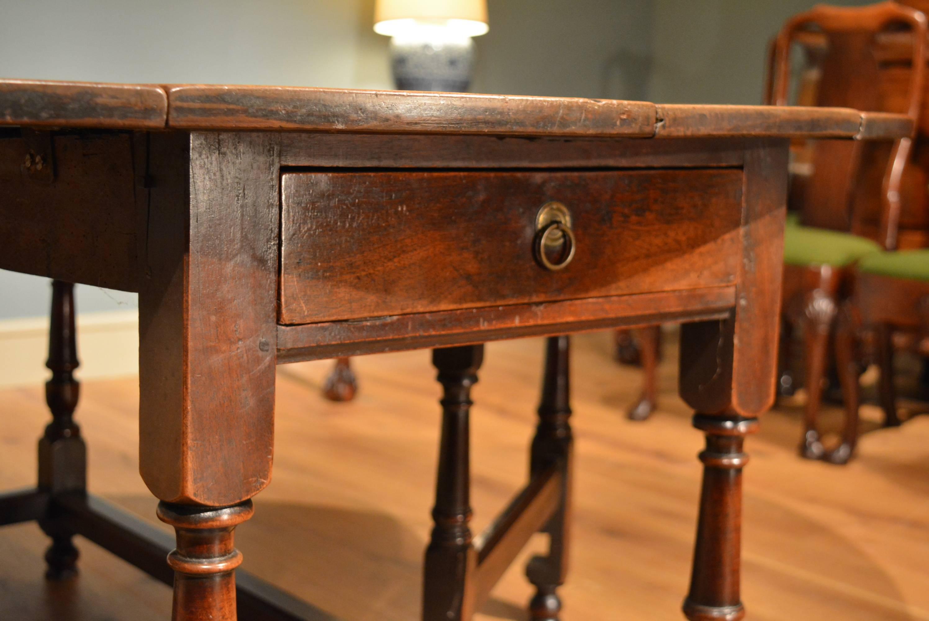18th Century Mahogany Gateleg Table of Exceptionally Large Size In Good Condition For Sale In Salisbury Wiltshire, GB