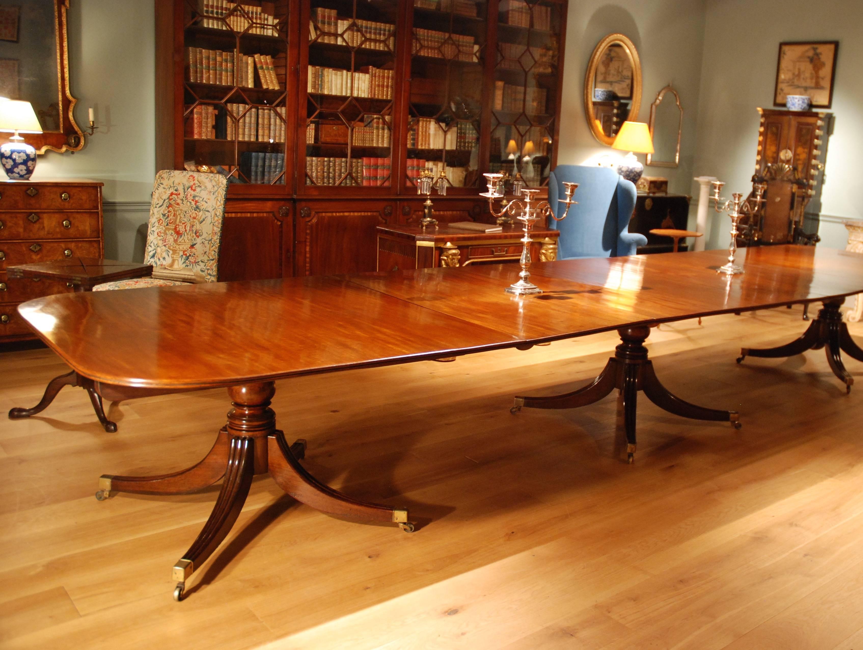 Carved Late 18th Century Three-Pillar Dining Table