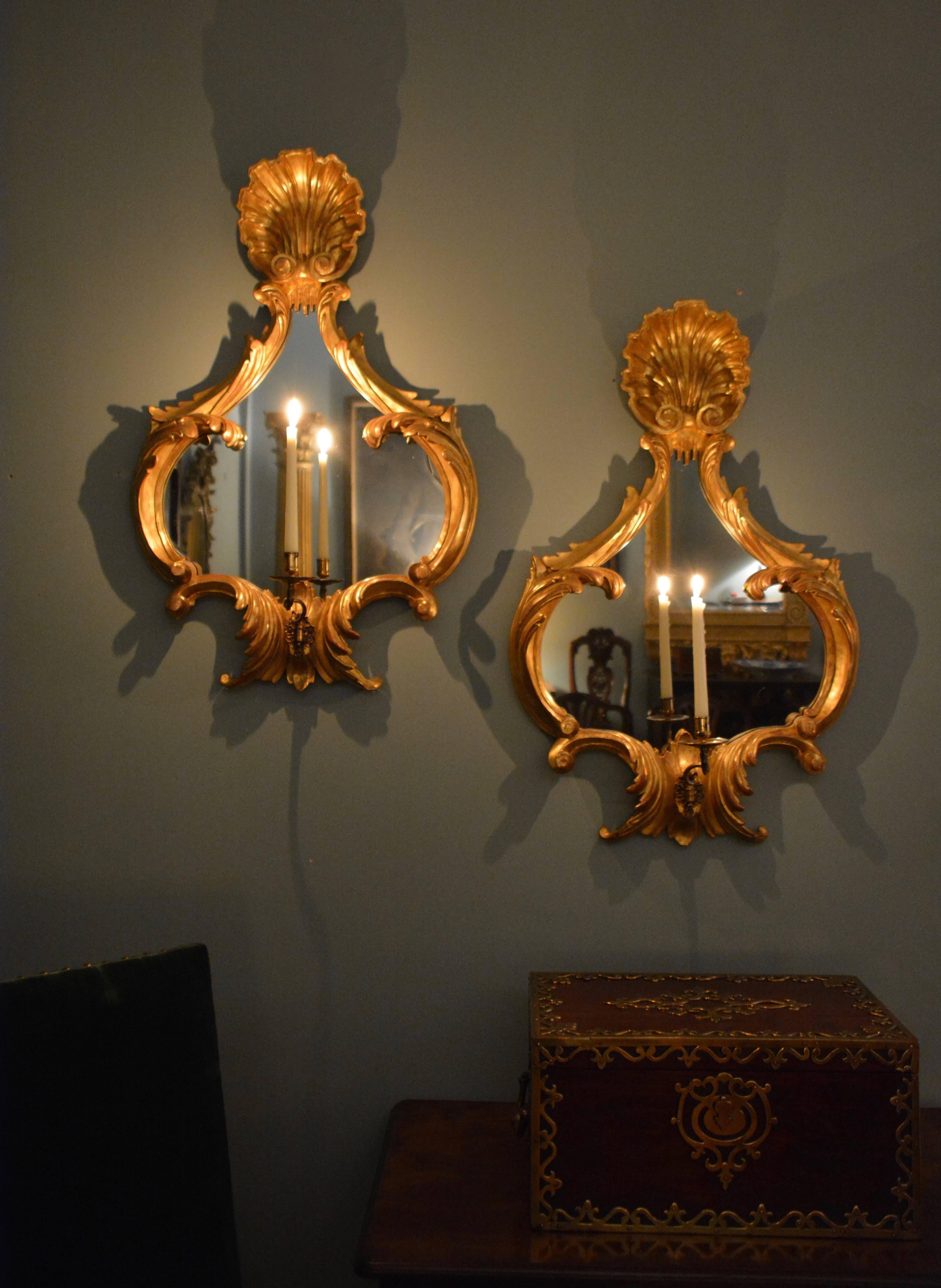  18th Century pair of Carved Giltwood Mirrors For Sale 1