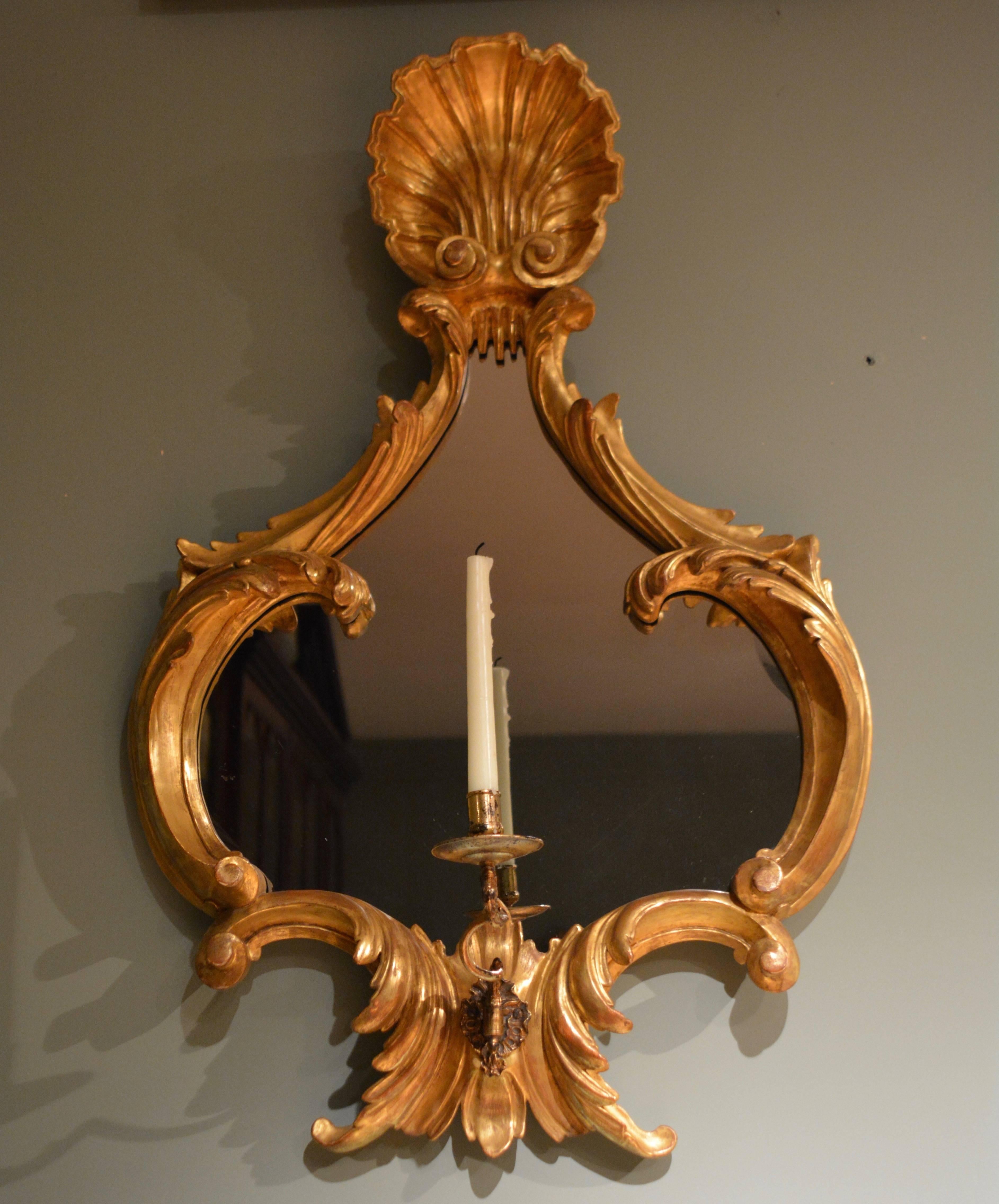  18th Century pair of Carved Giltwood Mirrors For Sale 2