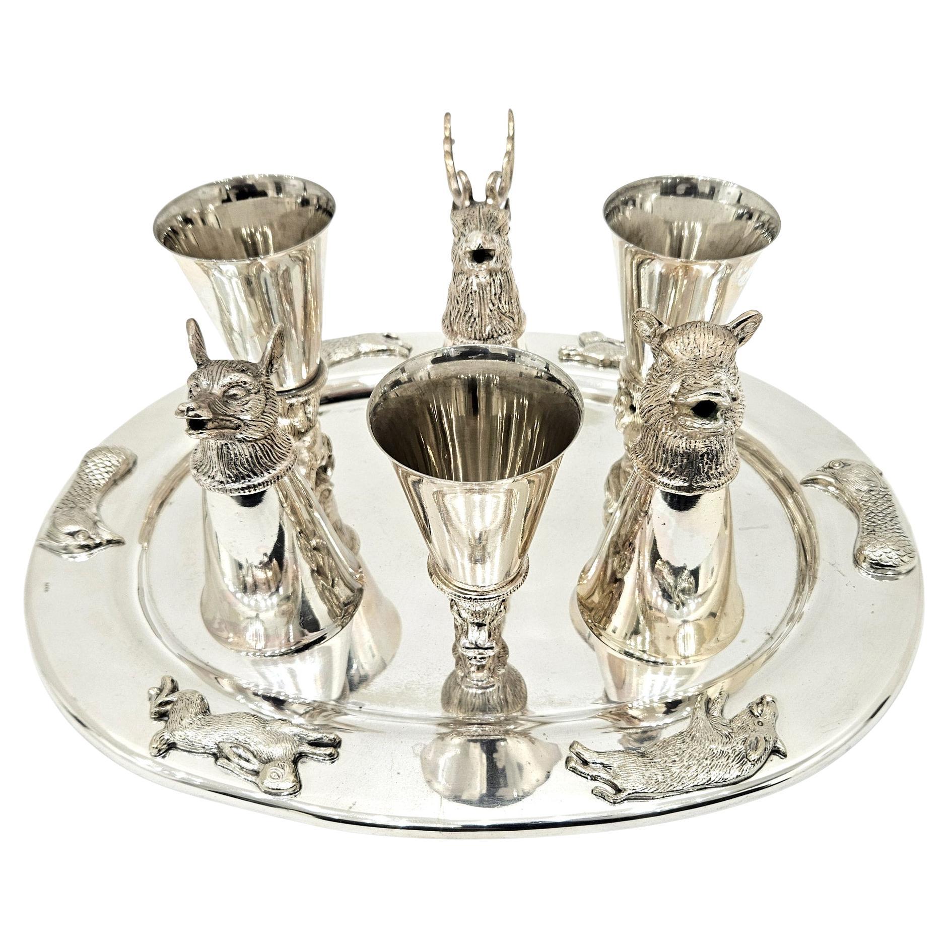 Caza Gucci Att. Juego de copas estribo con bandeja de plata c. 1970 en venta