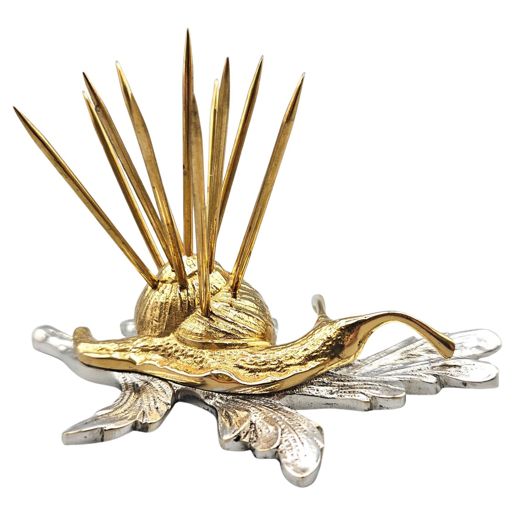 Un luxueux service de baguettes à cocktail en bronze doré et argenté en forme d'escargot, fabriqué en France vers 1930. Il s'agit d'un superbe objet de conversation, parfait pour manger non seulement des escargots, mais aussi pour une variété