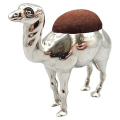 Adie & Lovekin Großes Kamel-Kissen aus Sterlingsilber, Birmingham, Großbritannien, 1906