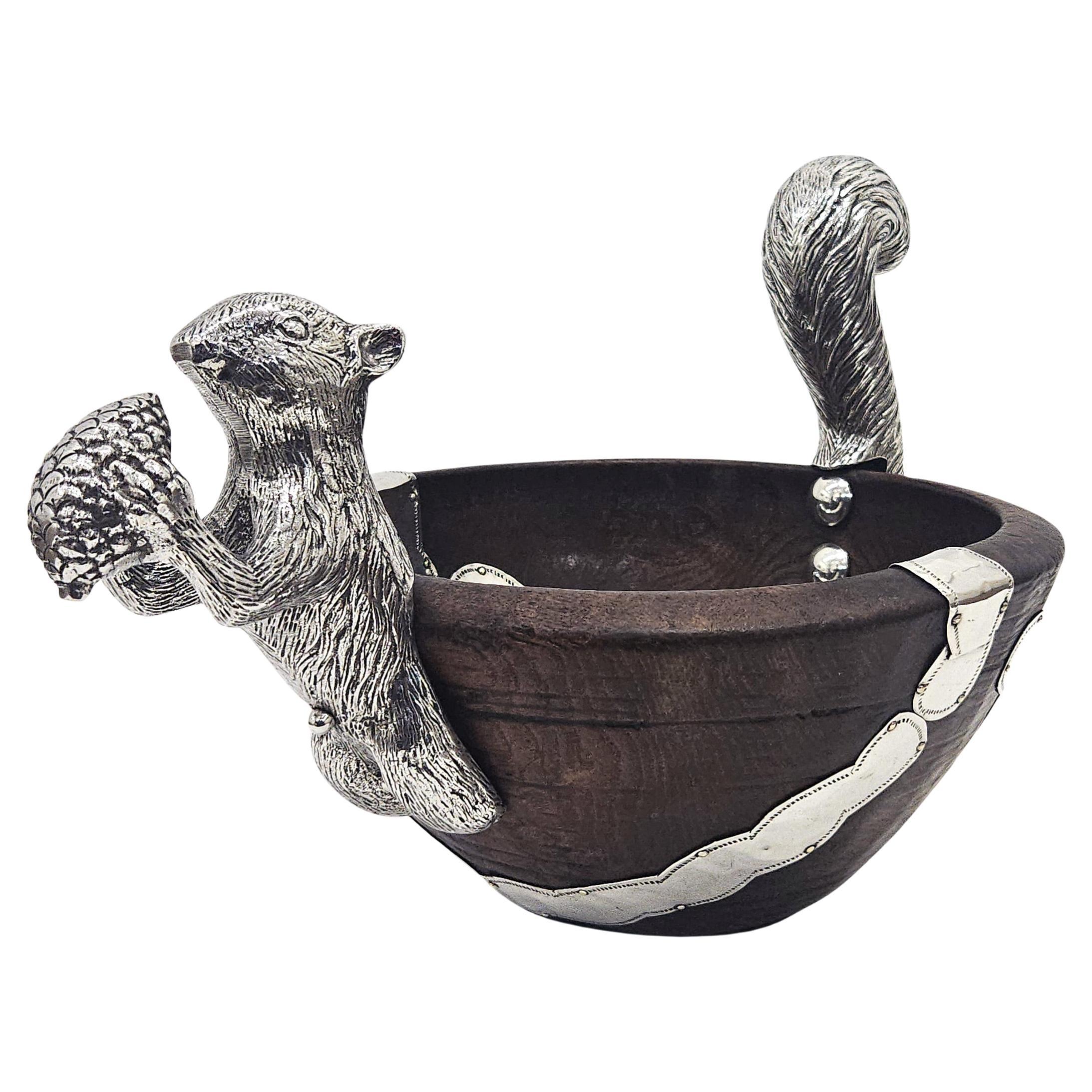 Bol en bois colonial espagnol du XVIIIe siècle avec montures d
écureuil en métal argenté, 1950 en vente