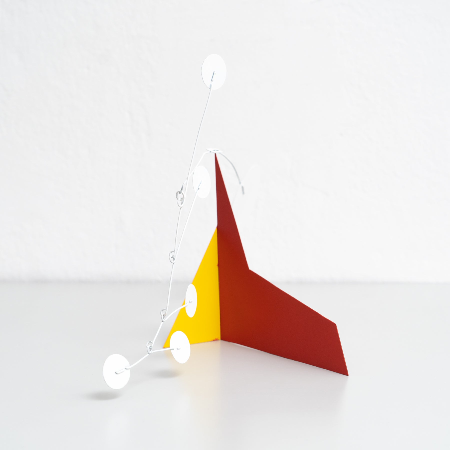 Mouvement vibrant : Sculpture cinétique - fer, peinture, mouvement en vente