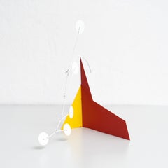 Movimiento Vibrante: Escultura Cinética - Hierro, Pintura, Movimiento