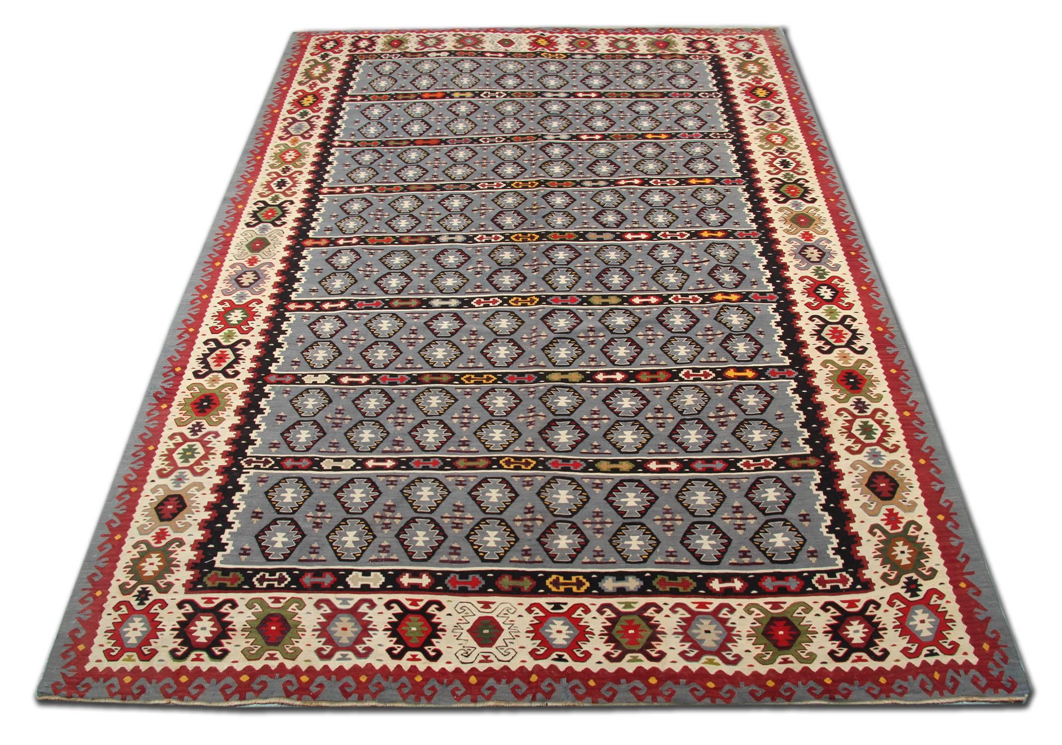 Pirot Kilim rug is traditionally produced in Pirot, a town in southeastern of Serbia. This Pirot Kelim is an excellent example of Eastern European handwoven and flat-weave tapestry rugs, traditionally produced in Pirot, a town in southeastern
