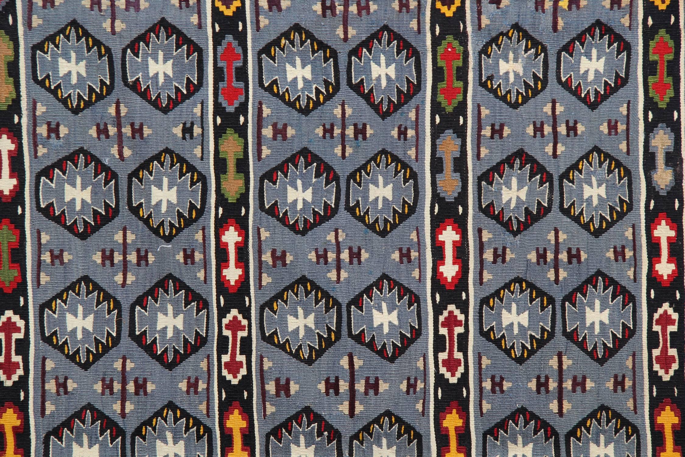 Maldivien Tapis antique Serbie, tapis artisanal Kilim vintage, tapis géométrique oriental en vente