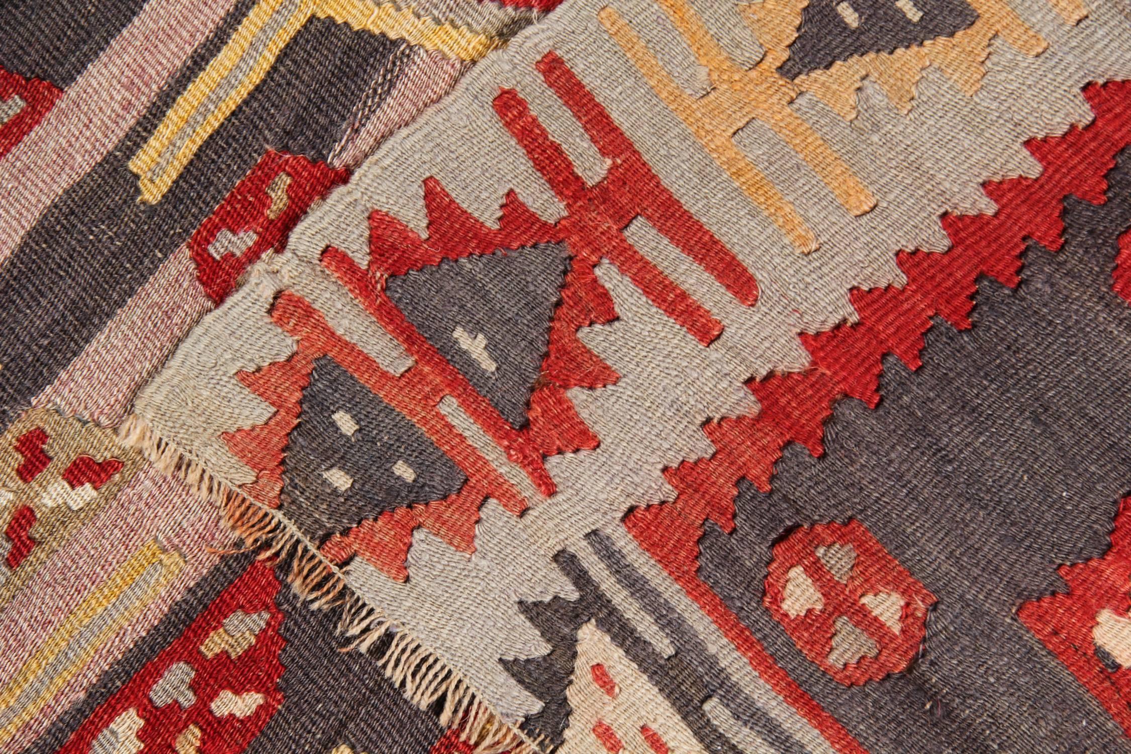 Red Antique Rugs, Handmade Carpet Turkish Kilim Rug, Sarkisla Oriental Rug  In Excellent Condition In Hampshire, GB