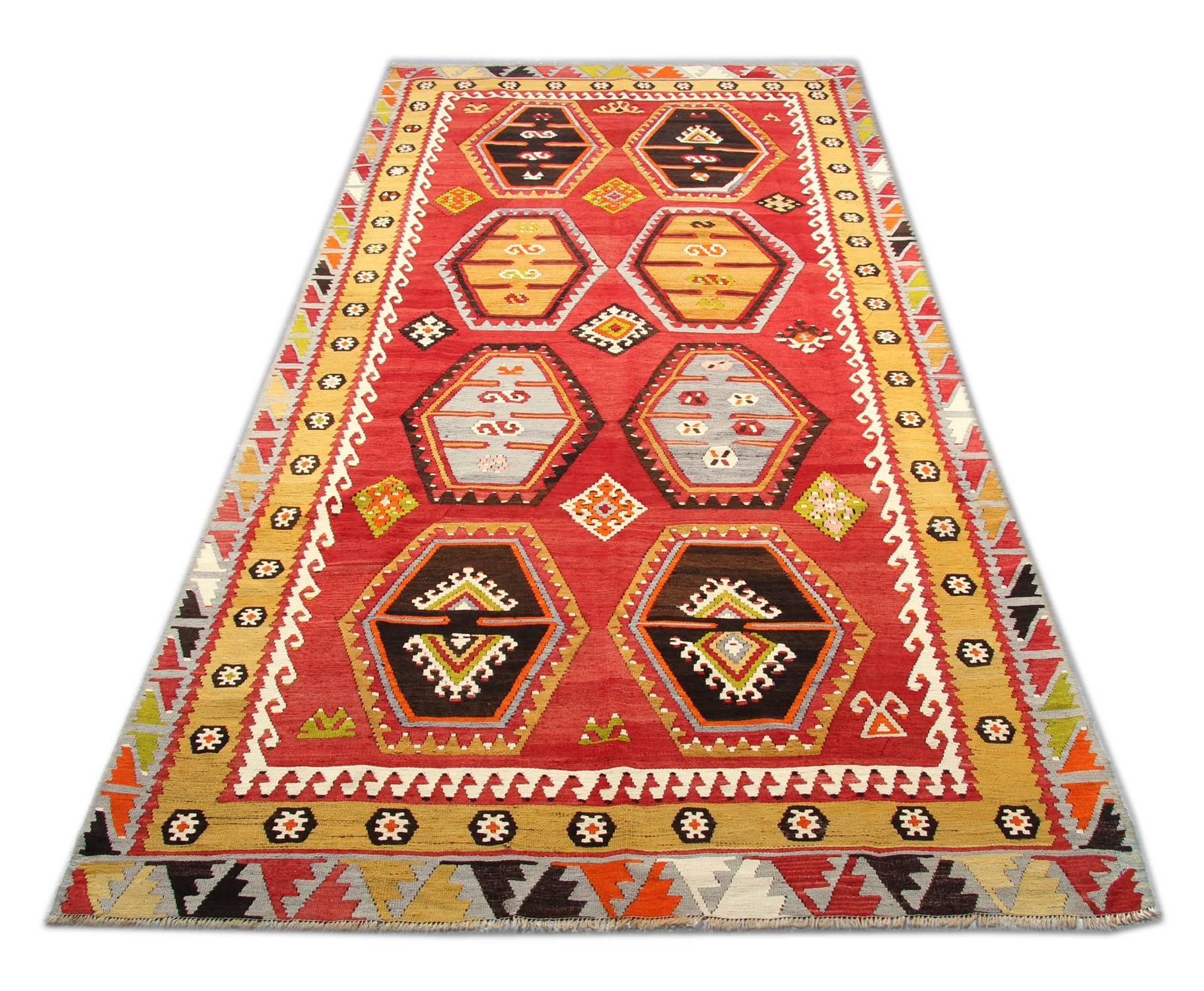 The Şarkışla Kilim rugs are one of the most decorative rugs, Turkish Kilim can be an additional element of design to one's home decor.
Most Kilims can always be in harmony with the interior and will be complementary with art and architecture of most