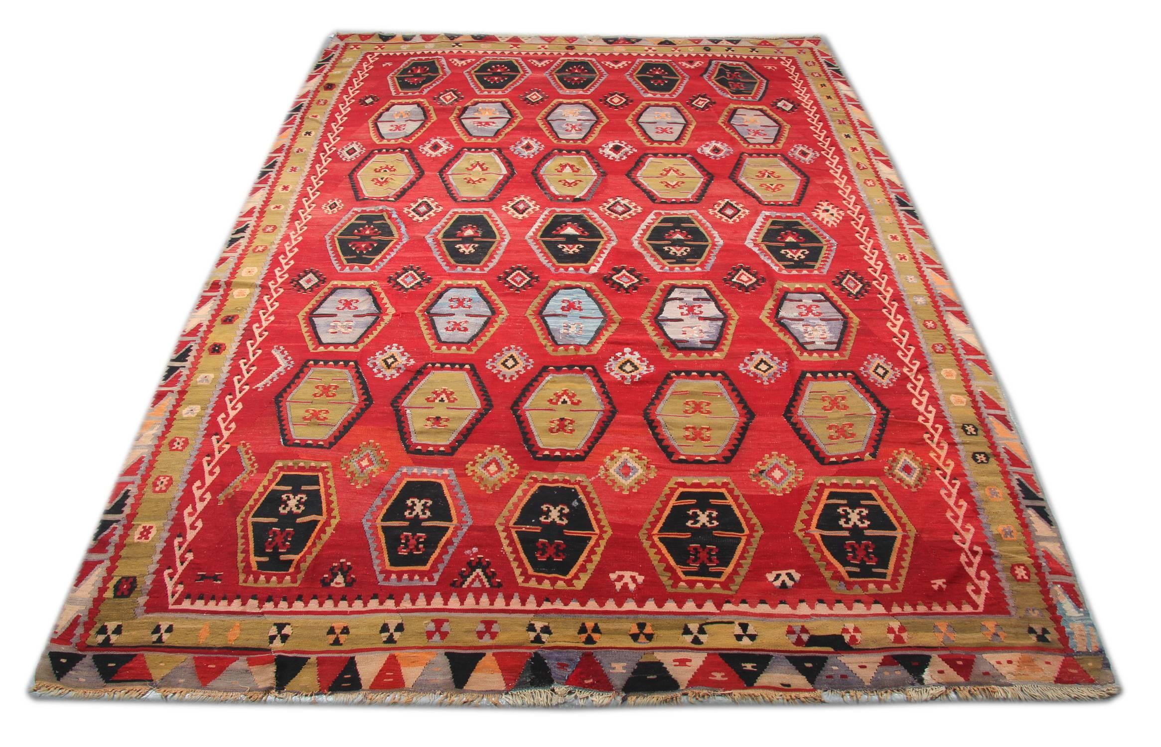 The Sarkisla Kilim rugs are one of the most decorative rugs, Turkish Kilim can be an additional element of design to one's home decor.
Most Kilims can always be in harmony with the interior and will be complementary with art and architecture of most