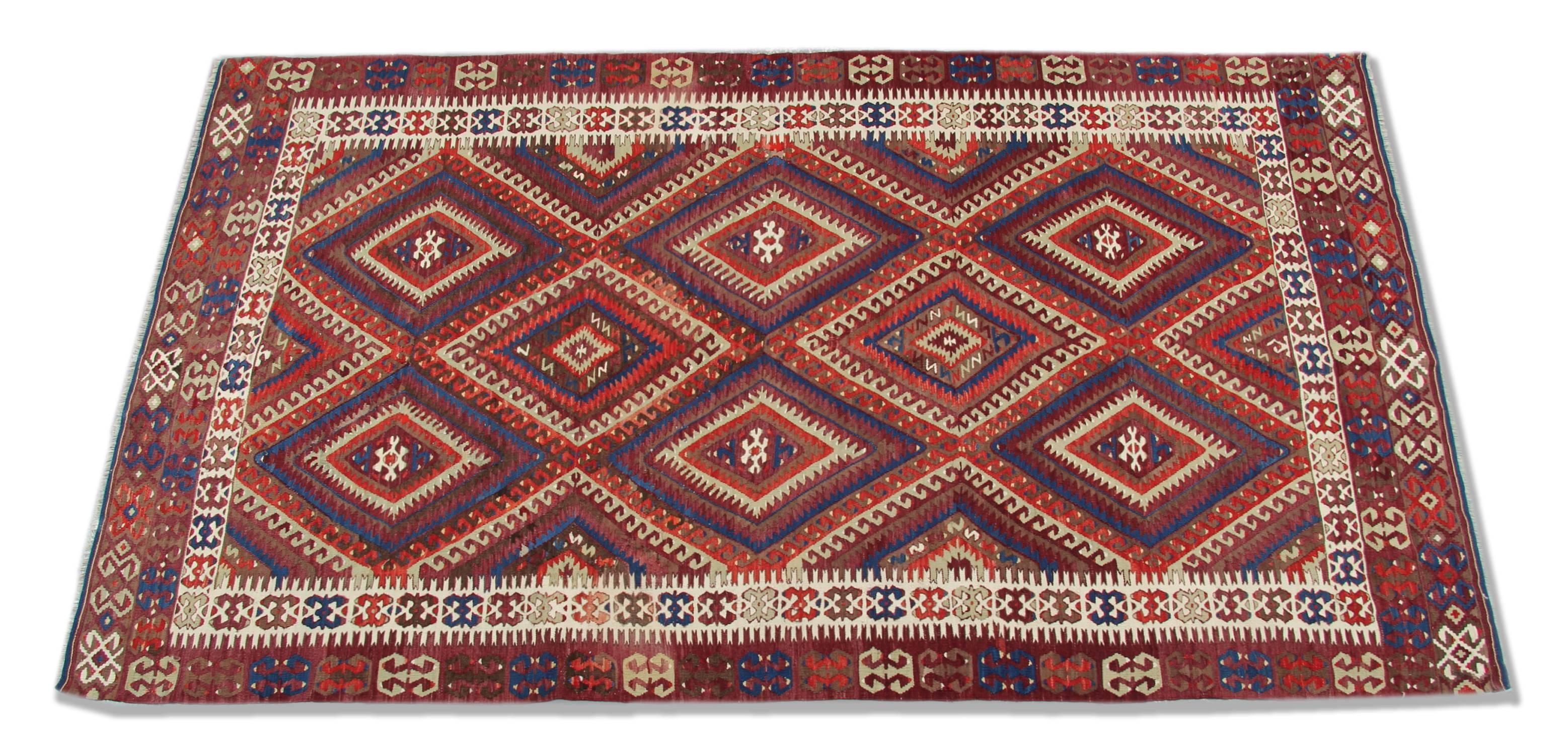 Ce tapis rouge est un tapis turc tissé par des tisserands très qualifiés en Turquie, qui ont utilisé de la laine et du coton de la plus haute qualité. Le tapis à tissage plat présente des couleurs rouge foncé et clair, ivoire, bleu, blanc, crème et