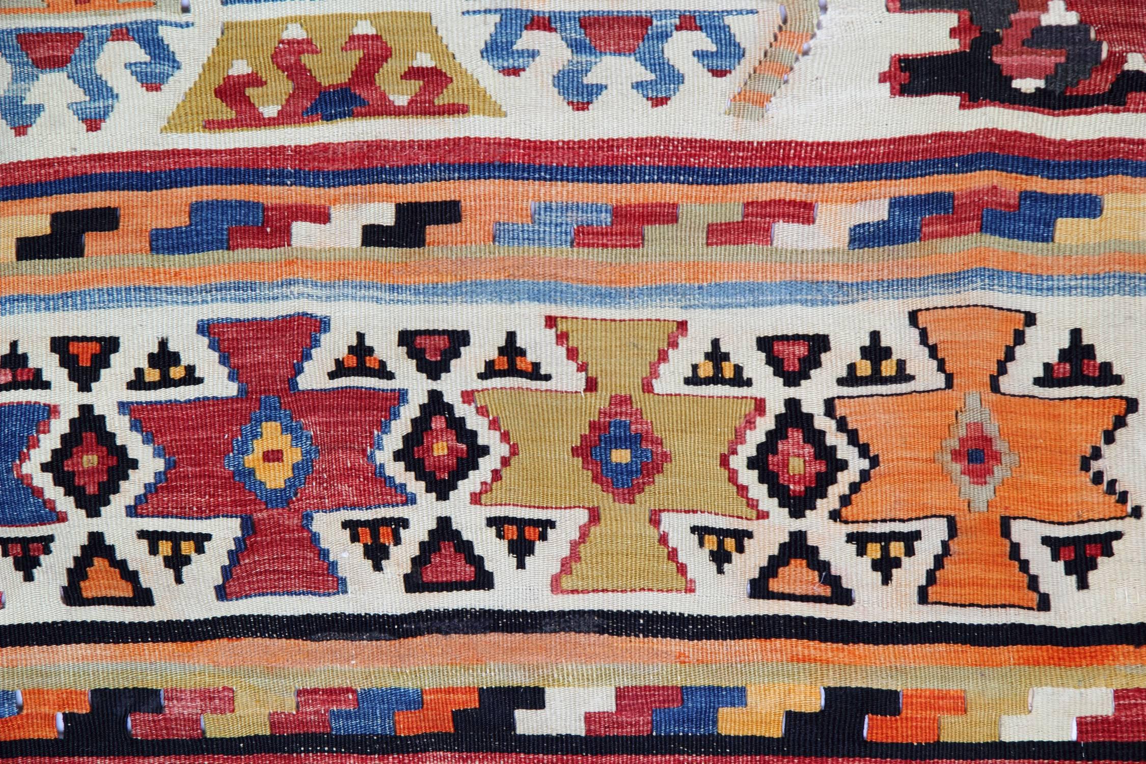 Tissage Tapis ancien, tapis artisanal oriental, tapis Kilim turc en vente en vente