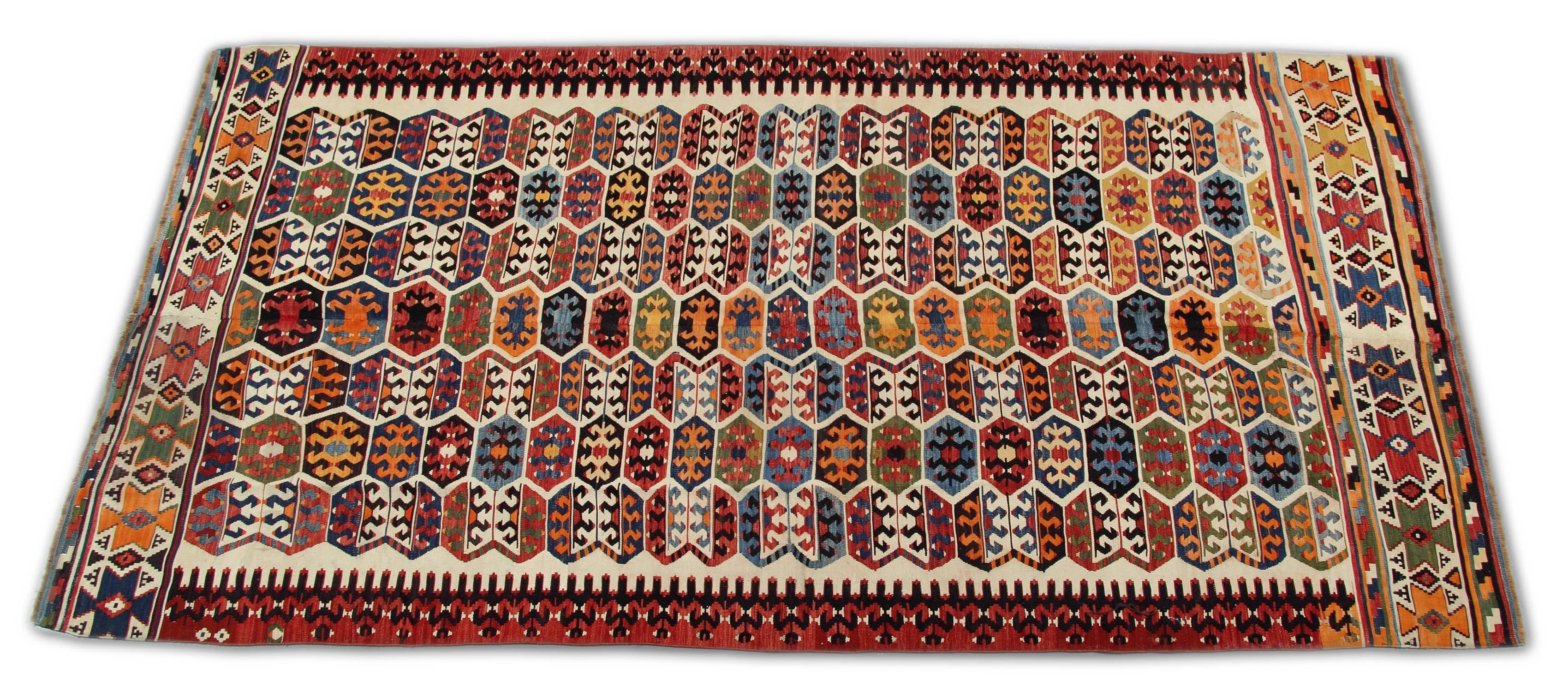 Ce tapis oriental coloré fait à la main est un tapis turc qui a été tissé par des tisserands très compétents en Turquie, qui ont utilisé de la laine et du coton de la plus haute qualité. Le tapis à tissage plat est de couleur rouge clair, orange,