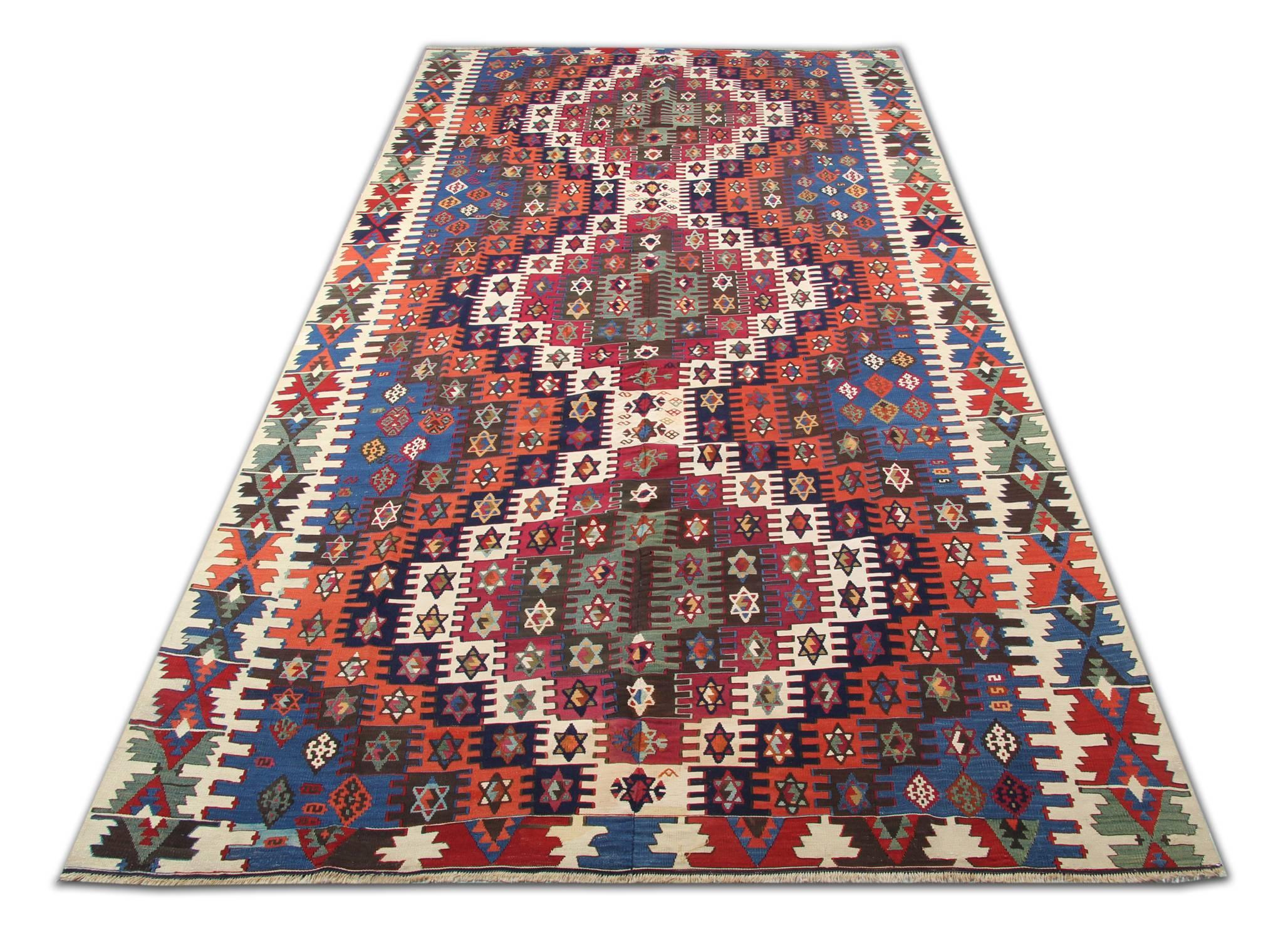 Dieser antike Orientteppich Kilim ist ein handgefertigter Teppich aus der Stadt Schirwan, die ursprünglich bis in die 1830er Jahre zu Persien gehörte. Dieser Bodenteppich ist ein türkischer Teppich, der von sehr geschickten Webern in der Türkei