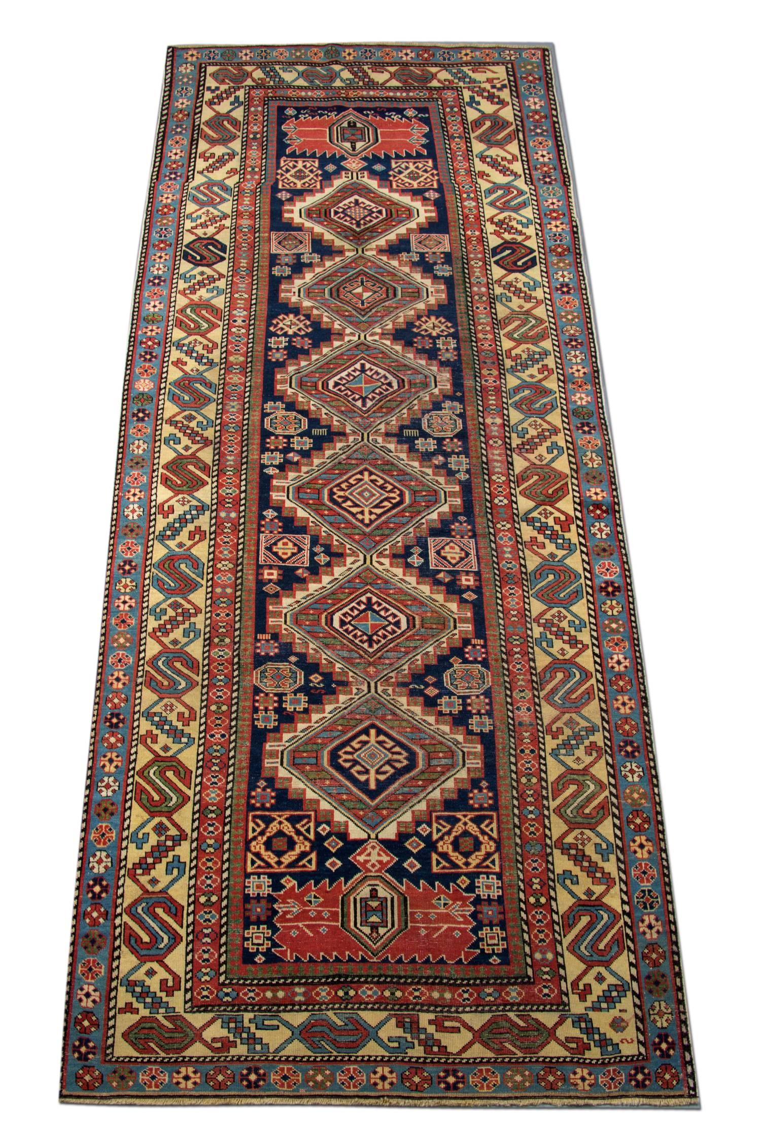 Dieser handgefertigte bunte Teppich ist ein türkischer Teppich, der von sehr geschickten Webern in der Türkei gewebt wurde, die Wolle und Baumwolle von höchster Qualität verwendeten. Der flachgewebte Teppich ist in den Farben hellorange, orange,