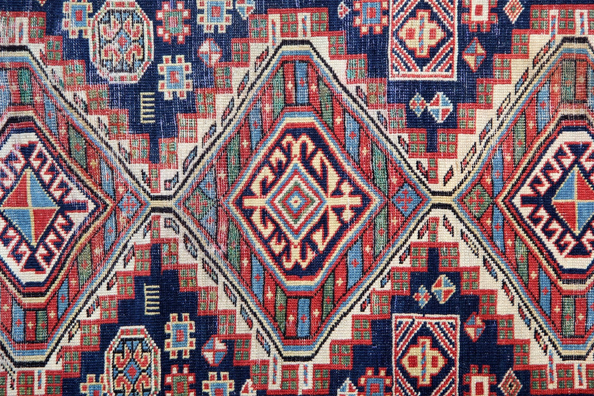 Antiker antiker Orientteppich aus Wolle, handgefertigter kaukasischer handgefertigter Teppich, Teppich (Kaukasisch) im Angebot