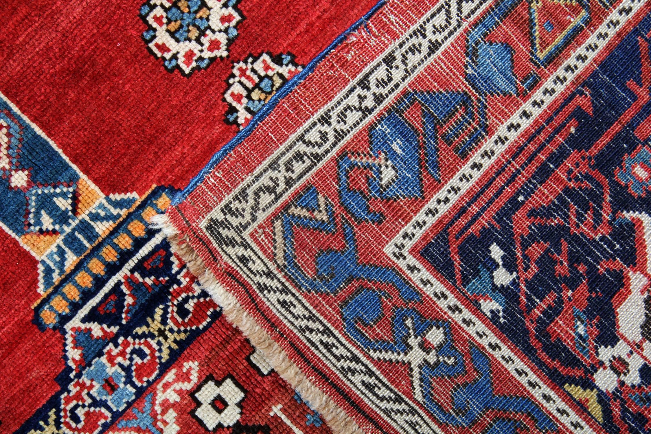 Caucasien Tapis anciens, tapis rouges faits à la main, tapis orientaux caucasiens Shirvan rouges en vente