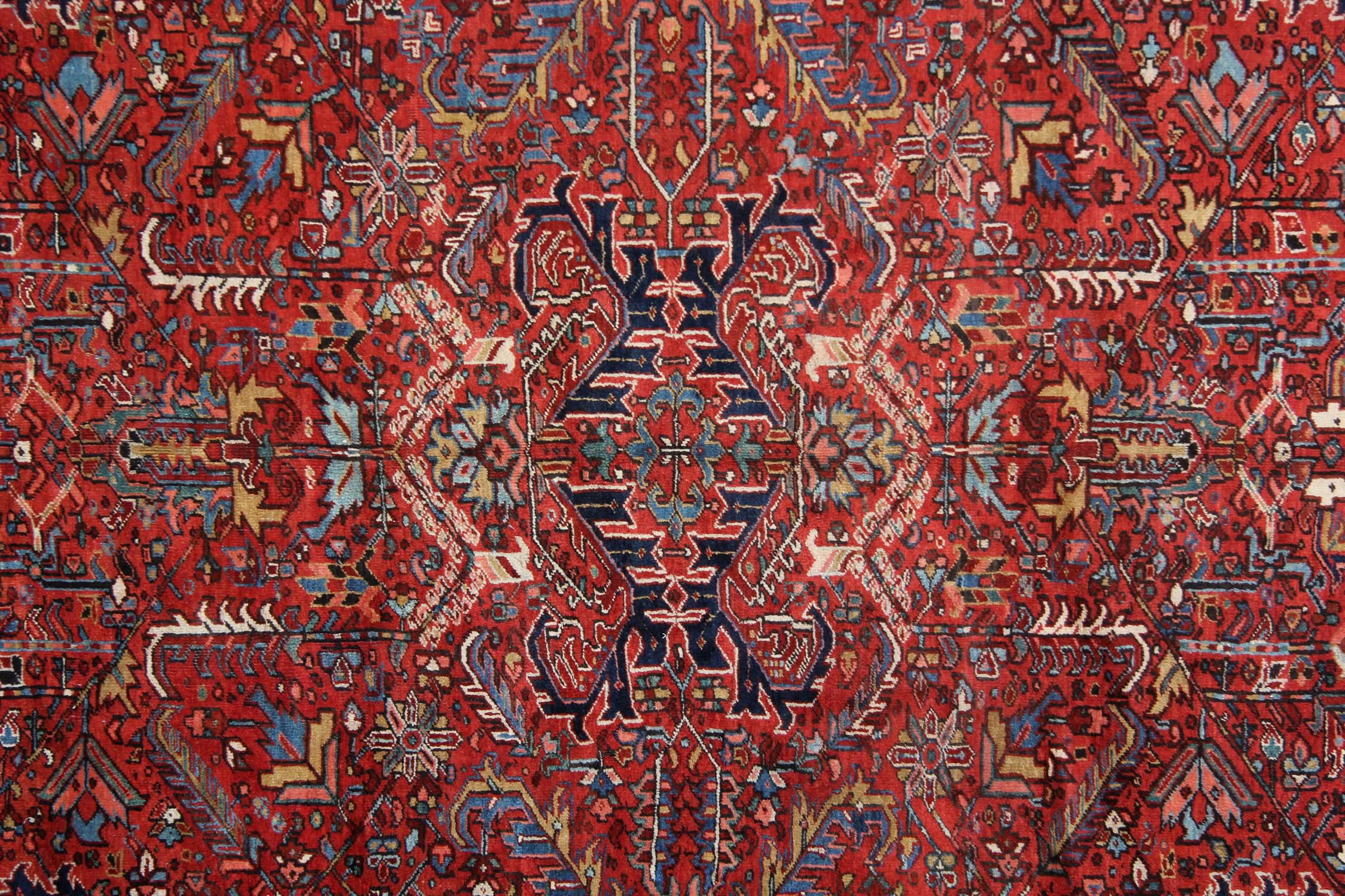 Antique Persian Heriz Carpet In Excellent Condition In Hampshire, GB