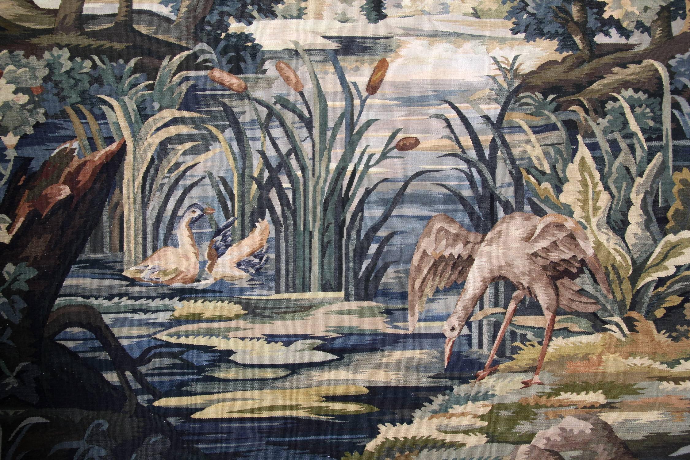 Ein fabelhafter handgewebter Wandteppich aus dem 19. Jahrhundert in ausgezeichnetem Zustand. Die Szene des Festes in der Natur. Für die Herstellung des Wandteppichs wird eine ähnliche Technik wie bei Aubusson und Needlepoint in Flachgewebe-Rolle
