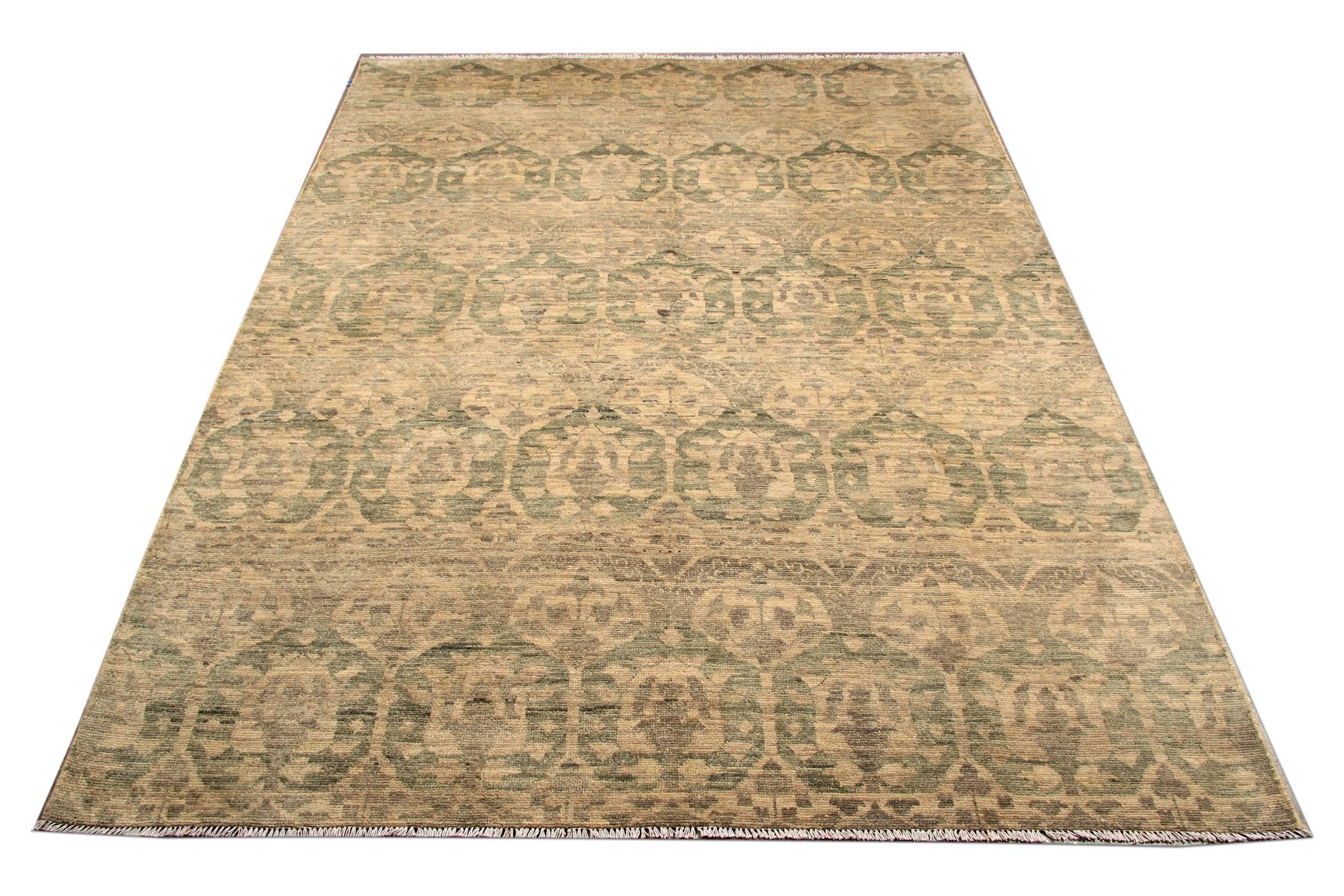 Esta alfombra oriental hecha a mano tiene una cualidad intrínsecamente sofisticada, desde añadir textura a interiores monocromáticos hasta mantener el esquema de diseño general controlado en lugar de salvaje. Una alfombra gris caqui de transición
