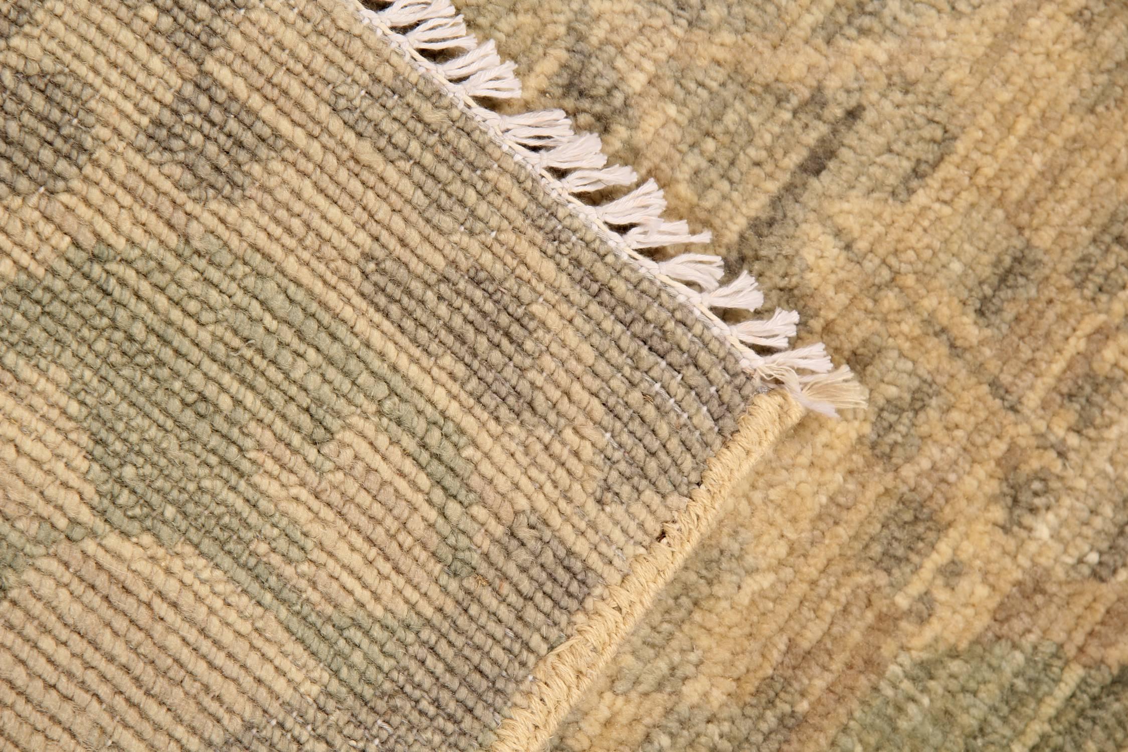Moderner Damast-Teppich im Vintage-Stil, handgefertigt, zeitgenössischer beiger Teppich (Nepalesisch) im Angebot