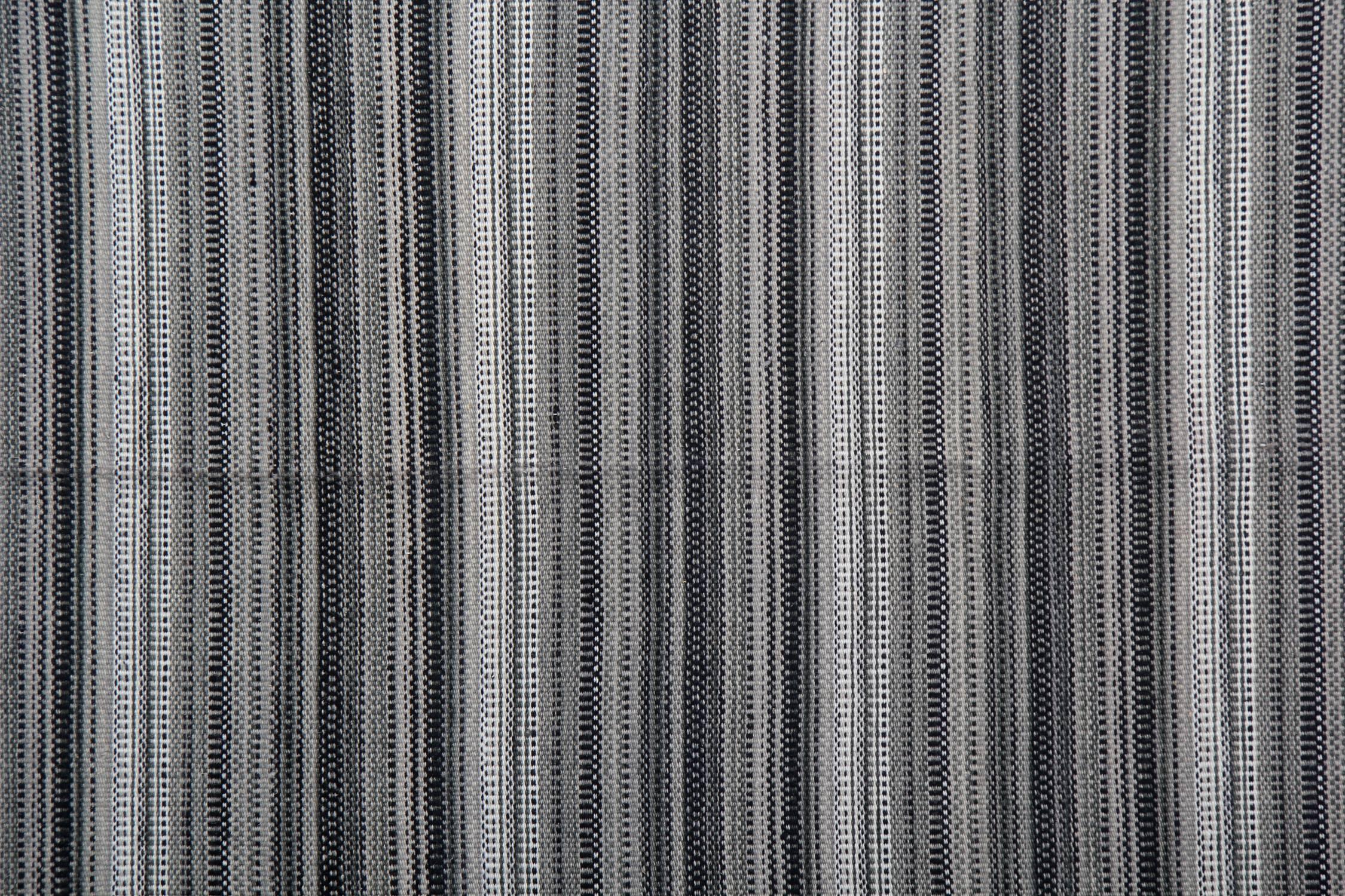 Moderner gestreifter moderner Flachgewebter Teppich aus grauem Kelim in Kelimblau (Indisch) im Angebot
