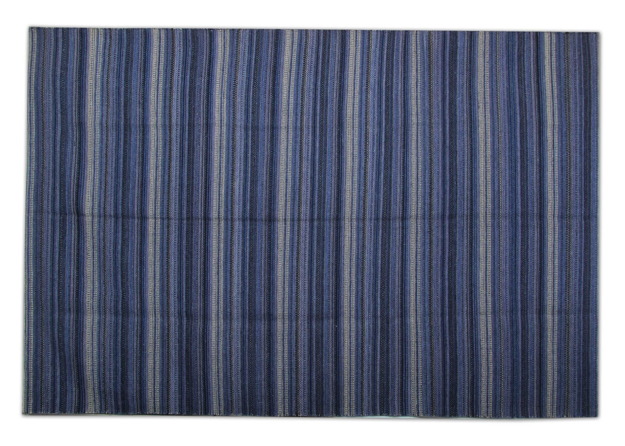 Organique Tapis Kilim rayé moderne fait à la main, tapis Kilims bleu en vente